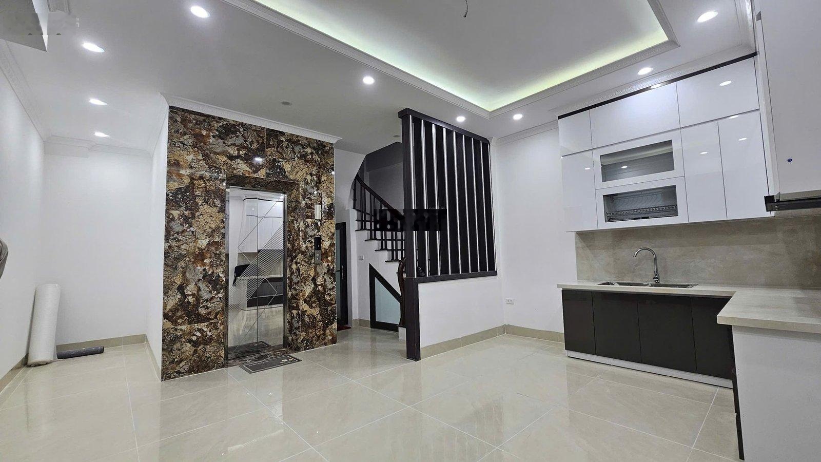Siêu phẩm Trần Duy Hưng, 47.2M, lô góc, MT 8m, ngõ thông, 5 tầng, thang máy, nội thất VIP, 14.3 tỷ