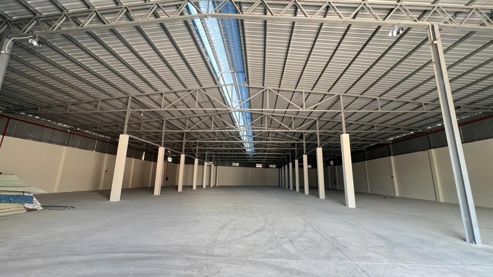 Kho xưởng DT 3800m2 khuôn viên cont ngày đêm. Pháp lí chuẩn, giá tốt