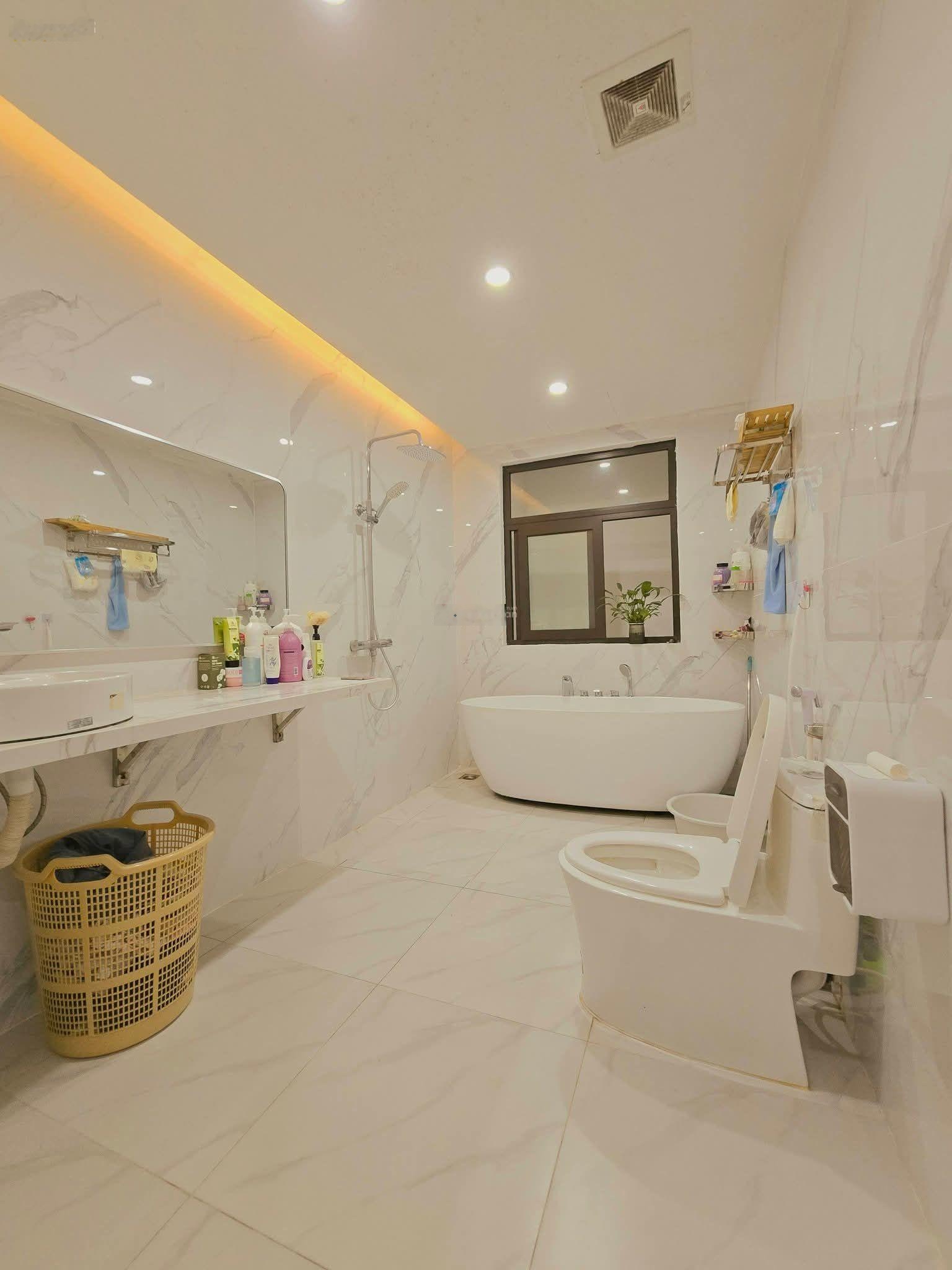 Phân lô Ngọc Khánh, ô tô đỗ cổng, kinh doanh, ngõ thông, 3 bước ra phố, full nội thất đẹp