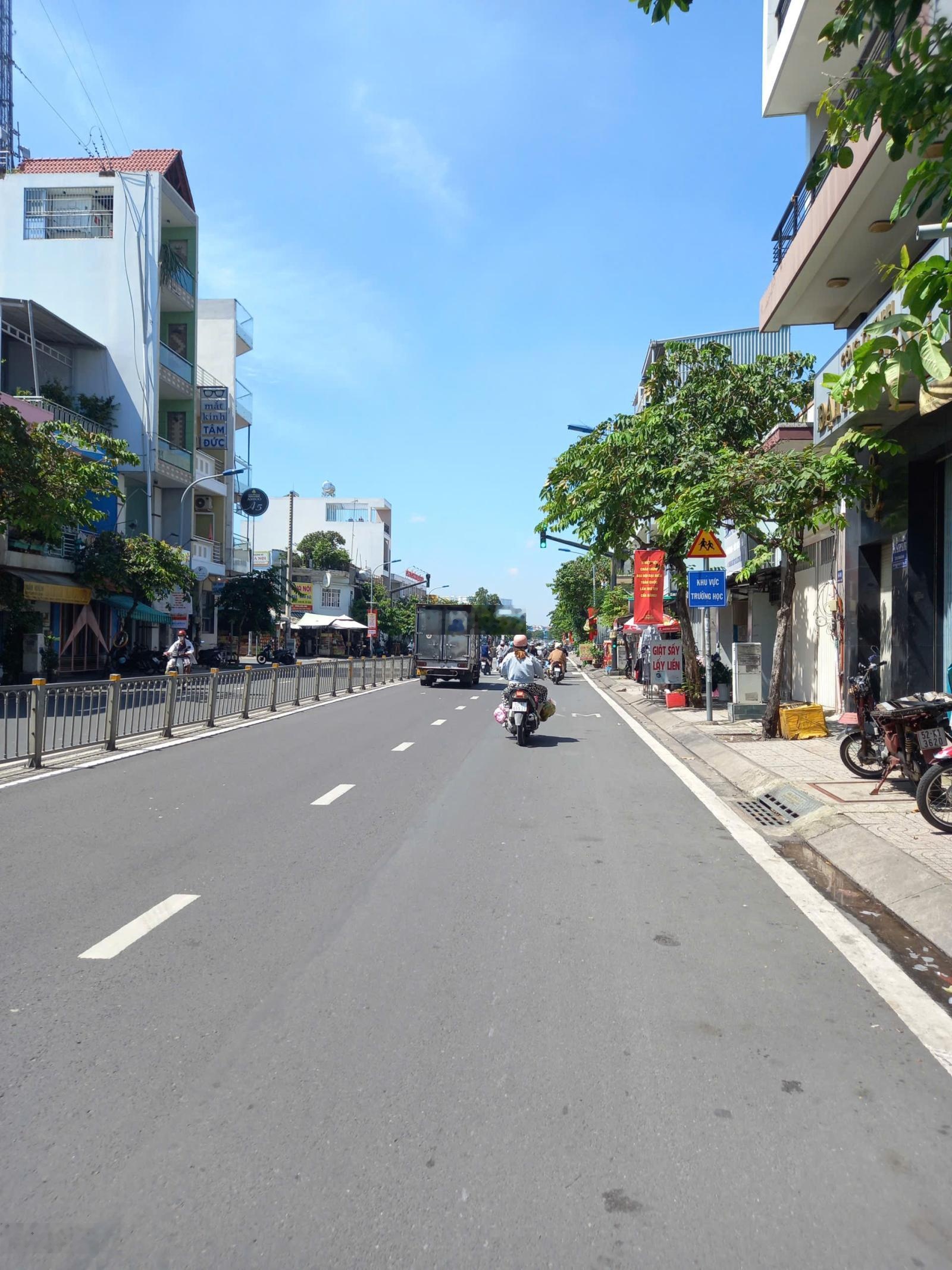 Chính chủ bán gấp. mt đường phạm văn chí. p7.q6. giá 16 tỷ