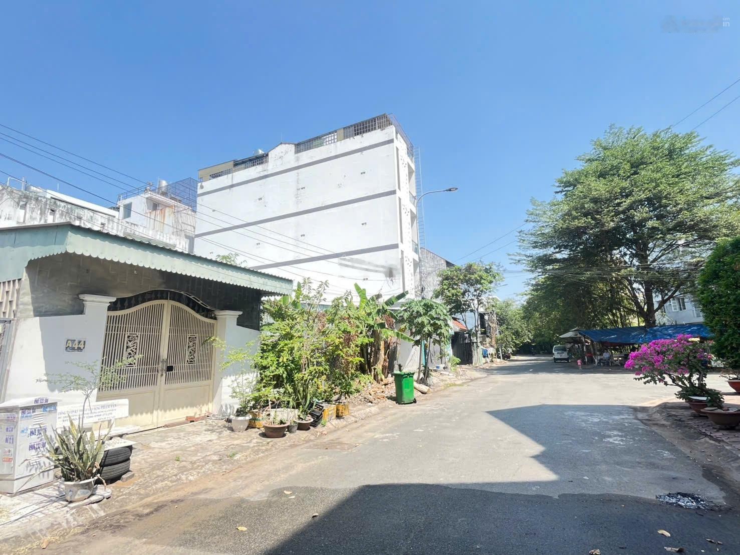 Giá tốt - nhỉnh 10 tỷ có ngay lô đất - ngang 5m, đường Liên Phường - P. Phước Long B