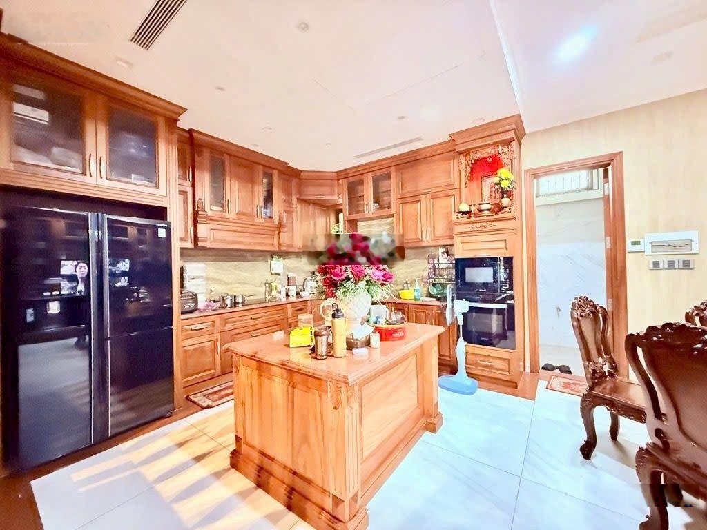 Tòa nhà mặt tiền sân bay, 150m2, 5 tầng, ngang to 8m, siêu xịn, 5x tỷ