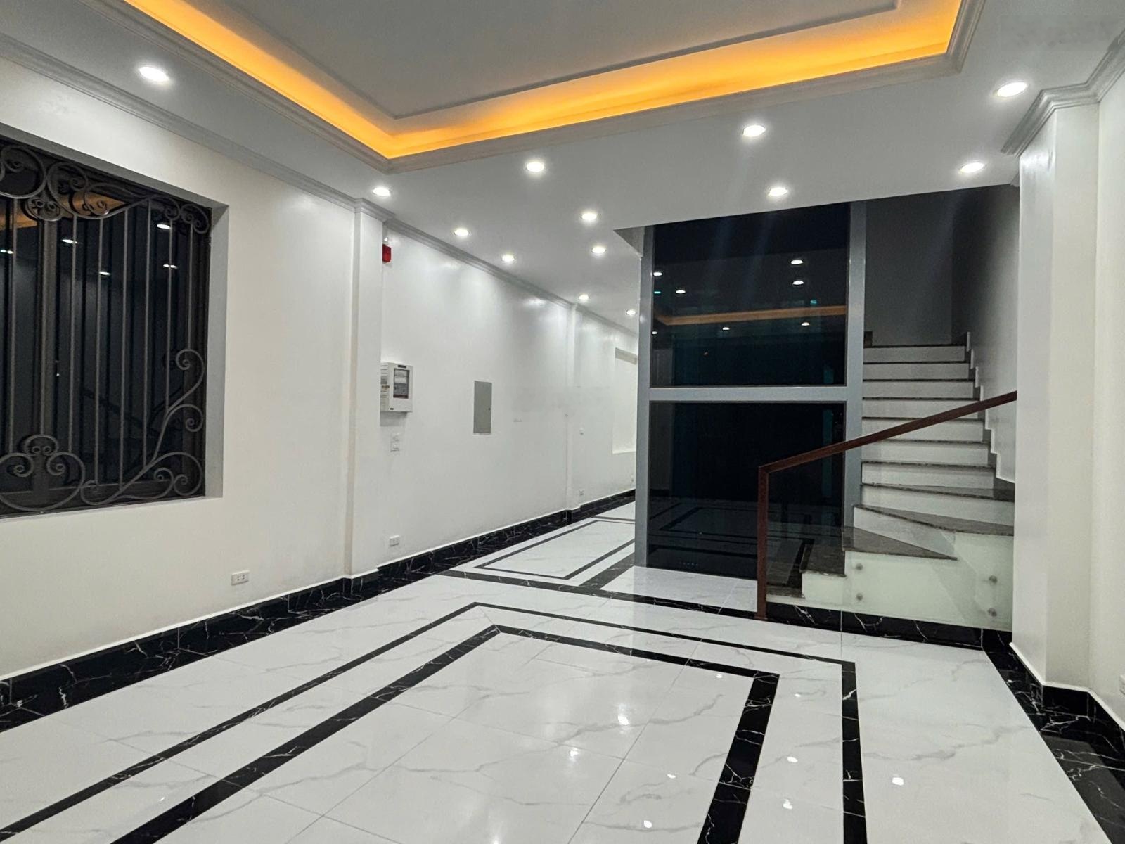 Chính chủ bán nhà Hồ Tùng Mậu - 6 tầng thang máy x 75M2 x 5M mặt tiền- phân lô ô tô tránh, 28 tỉ