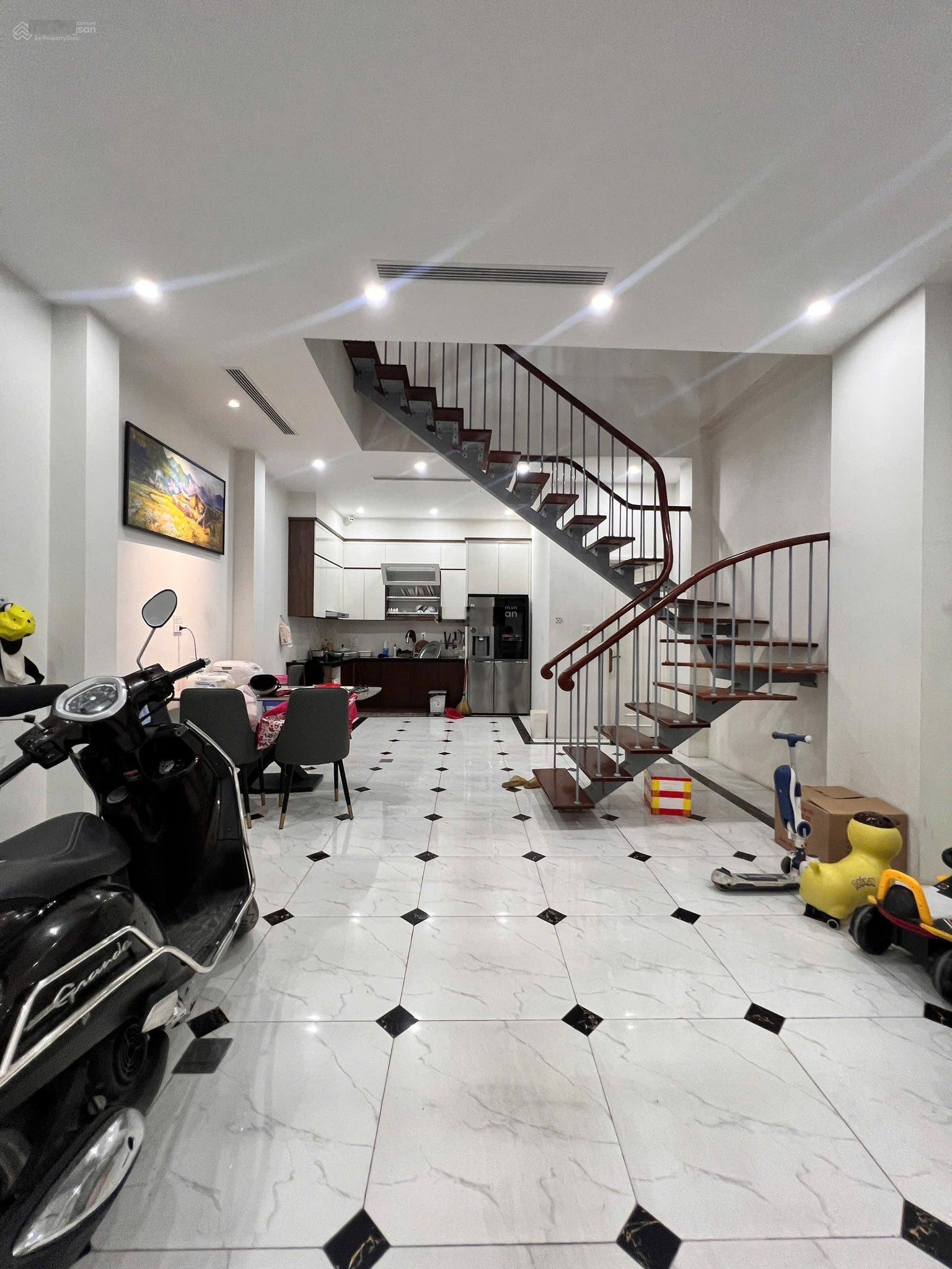 Bán gấp nhà mặt đường Định Công. 95m2 - 2 tầng. Vỉa hè. Kinh doanh. Giá đầu tư