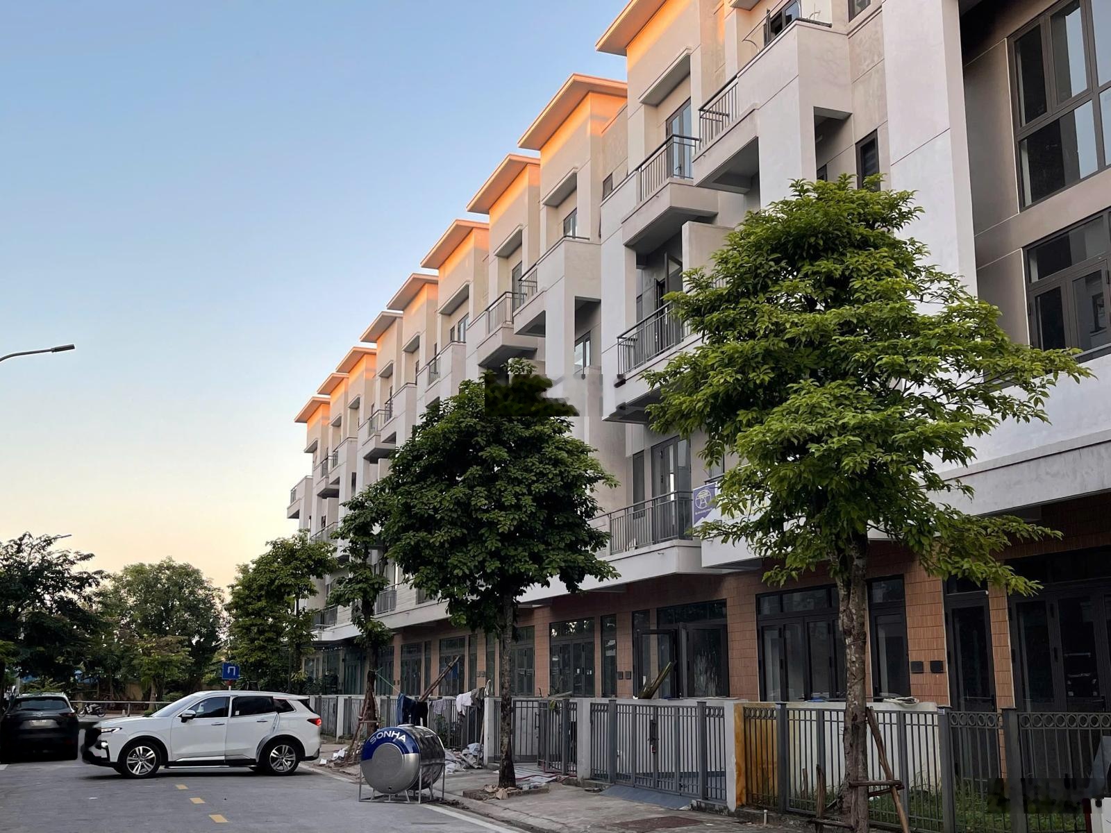 Bán Shophouse 4 tầng chân đế 9 toà chung cư, kinh doanh cho thuê dòng tiền ổn định.