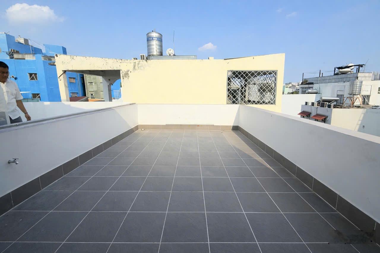 Bán nhà lạc long quân tân bình 74m2 4 tầng có ô chờ thang máy