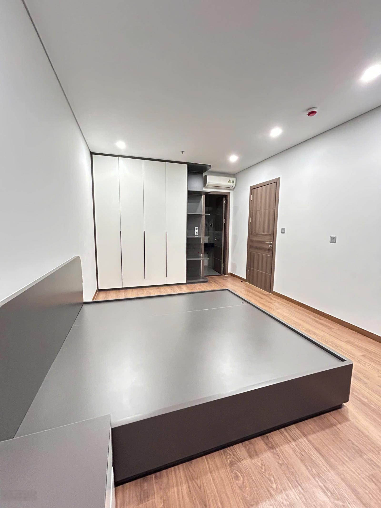 Cần cho thuê căn 101m2 Khai Sơn City BC Đông Nam view Hồ tầng đẹp,Full đồ giá 15tr/tháng