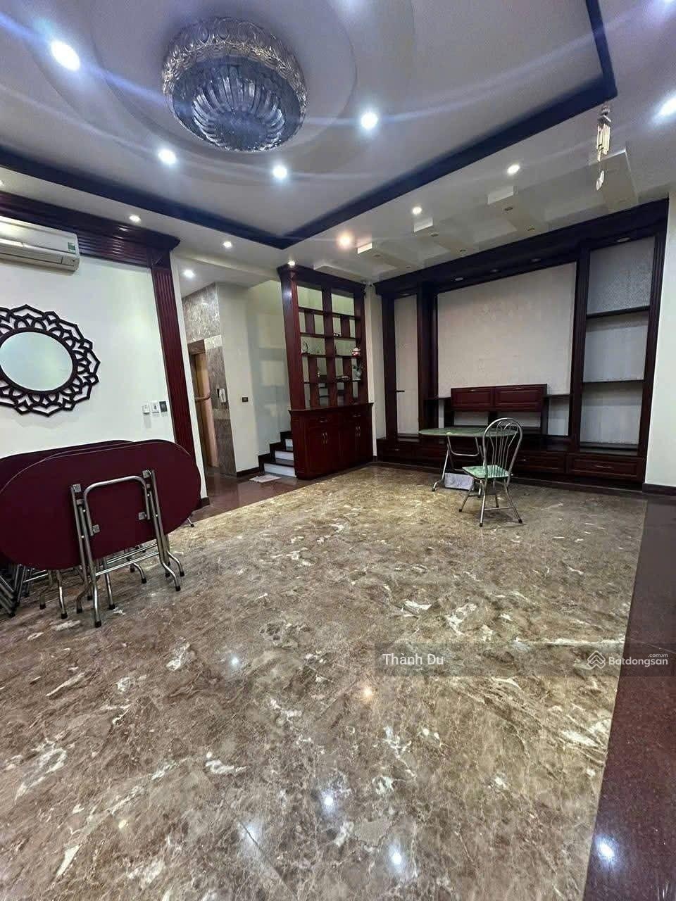 Cho thuê nguyên căn Bát Khối 100m2 5 tầng thang máy giá 20tr/th đường vỉa hè ô tô tránh