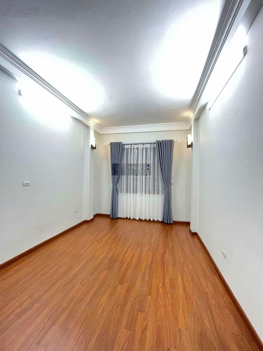 Bán nhà phố lĩnh nam ,dt 42m2 xây dựng 5tầng đep ở luôn sát phố. 1 bước ra phố ở ngay- siêu tiệ