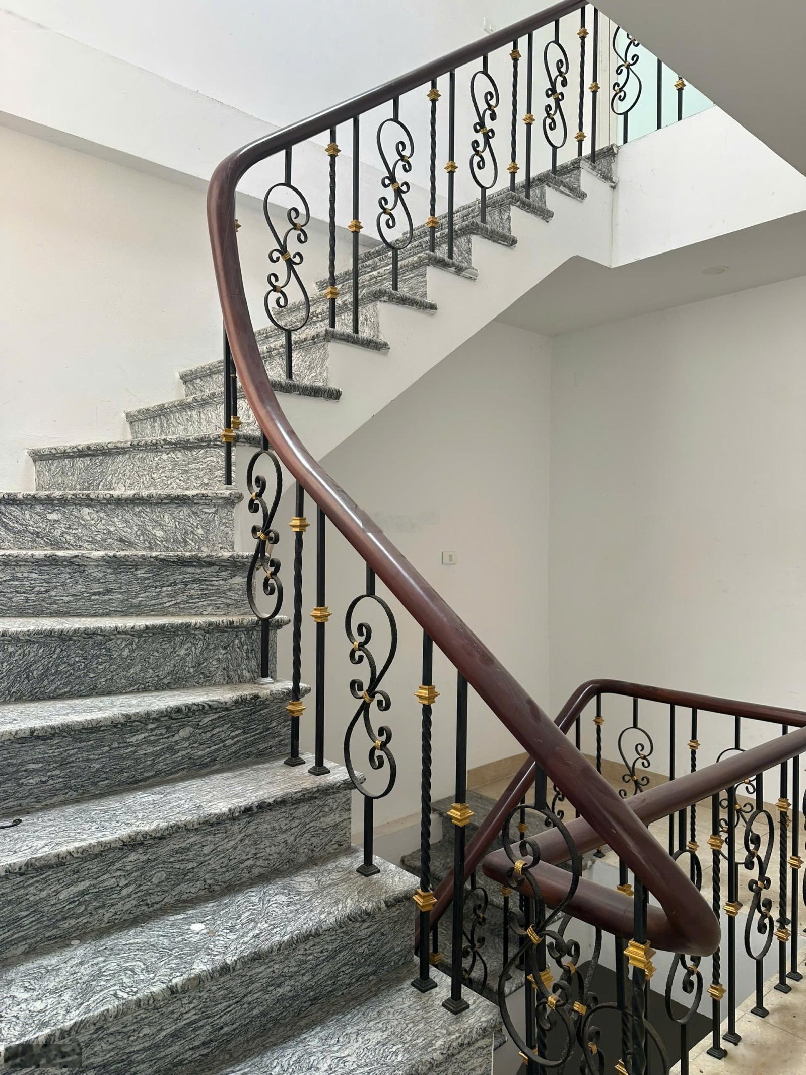 VIP- Nhà mặt phố Đại La, Hai Bà Trưng 75m2, 5 tầng, vỉa hè rộng, vị trí vàng, kinh doanh sầm uất