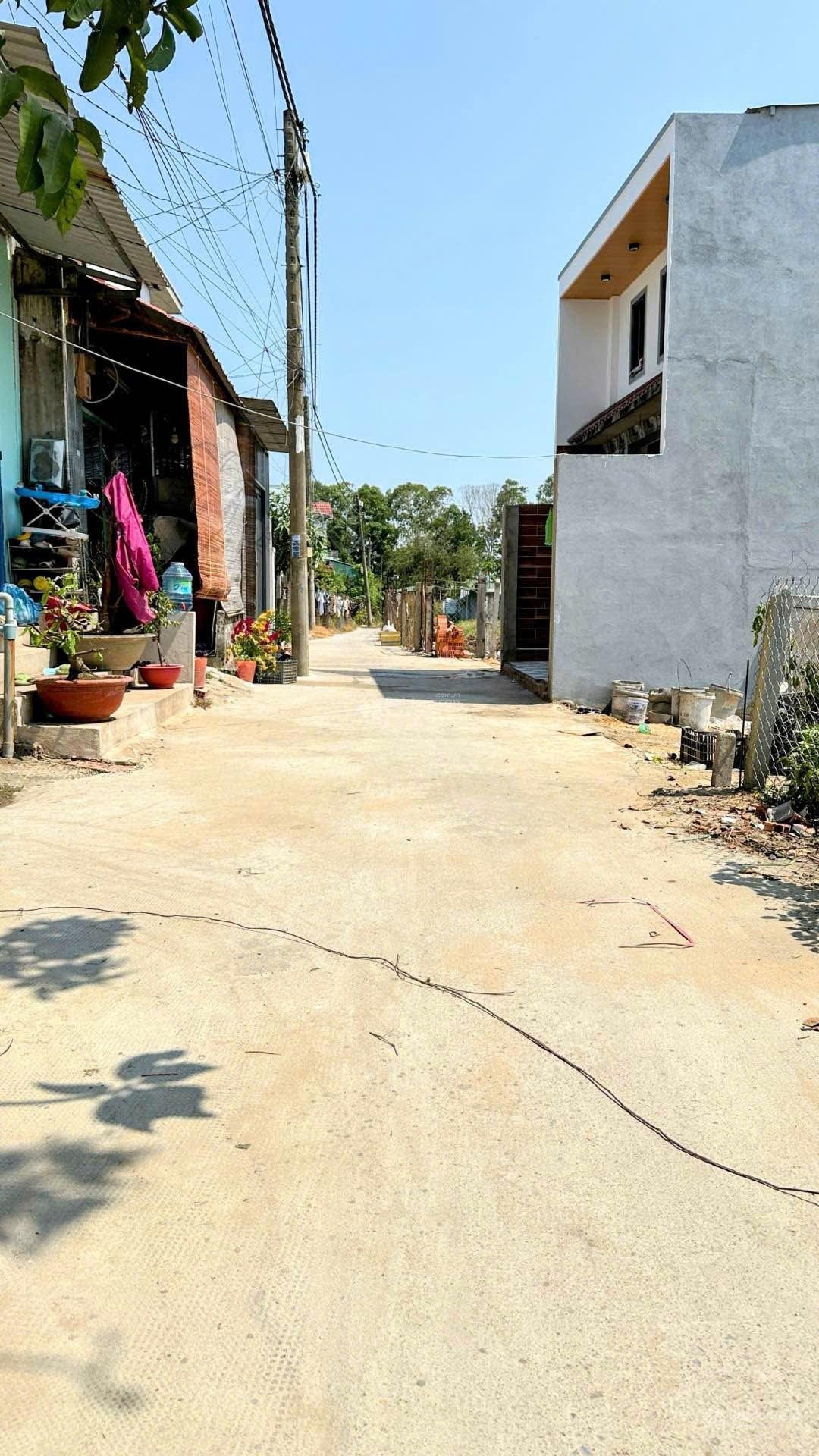 Căn nhà rất đẹp , ngang 5x18m =90m2 nhà mới giá 3,4 tỷ gần vin homes hóc môn tphcm
