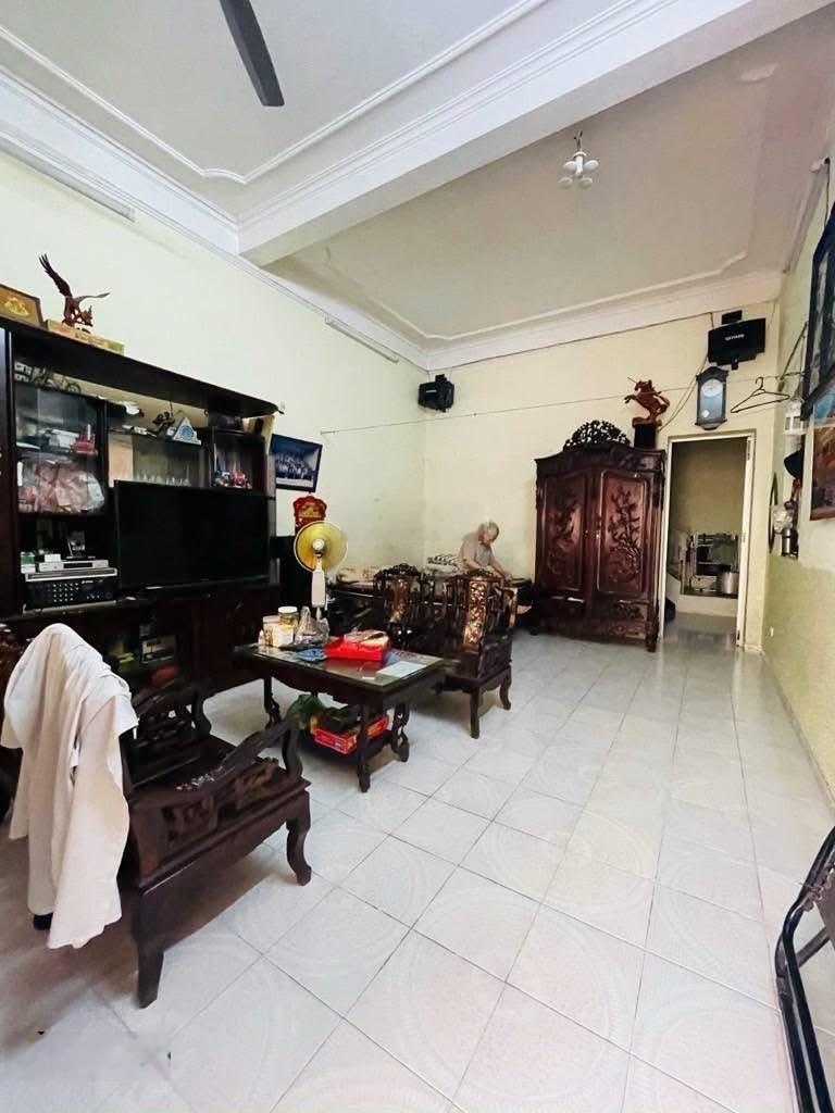 Nhà 3 tầng có sân vườn, giàn cây thoáng đãng giữa thủ đô 115m2 - giá 25.9 tỷ