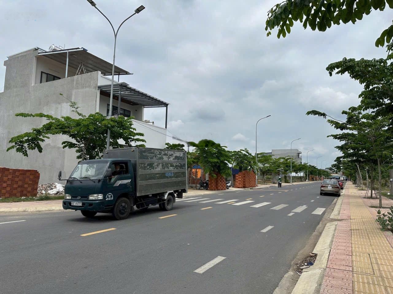 TÔI ĐỊNH CƯ NƯỚC NGOÀI BÁN lô 95m2-GIÁ chỉ 2tỷ39, đối diện trường học-CÓ SỔ