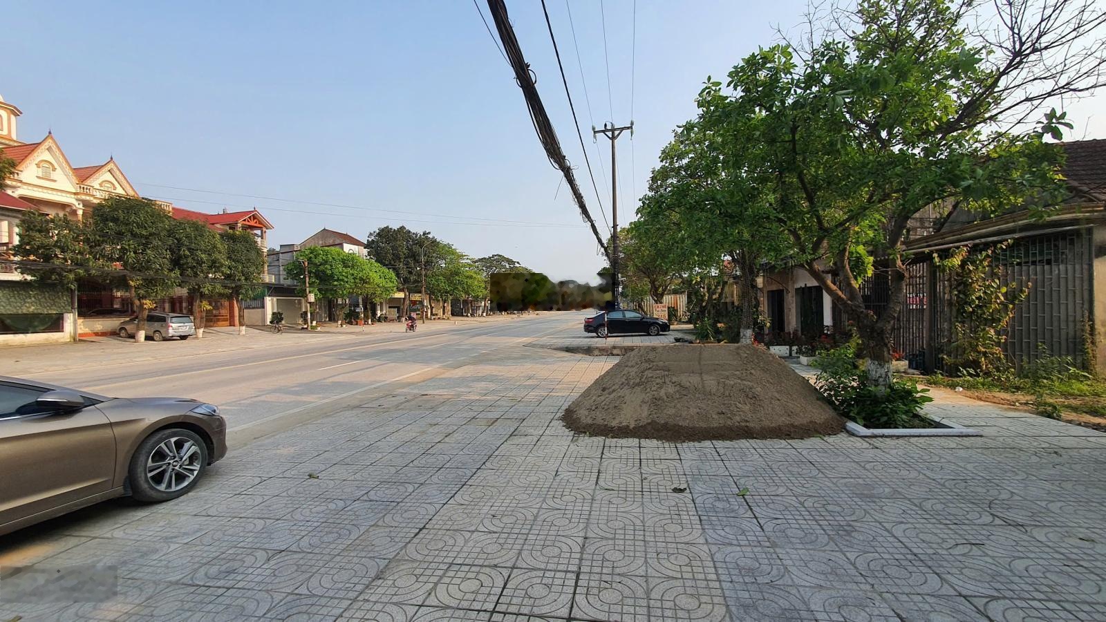 Bán nhà phố 2 mặt tiền 10m trục đường Nguyễn Ái Quốc - TX Hồng Lĩnh - Hà Tĩnh, DT: 223m2, sổ hồng