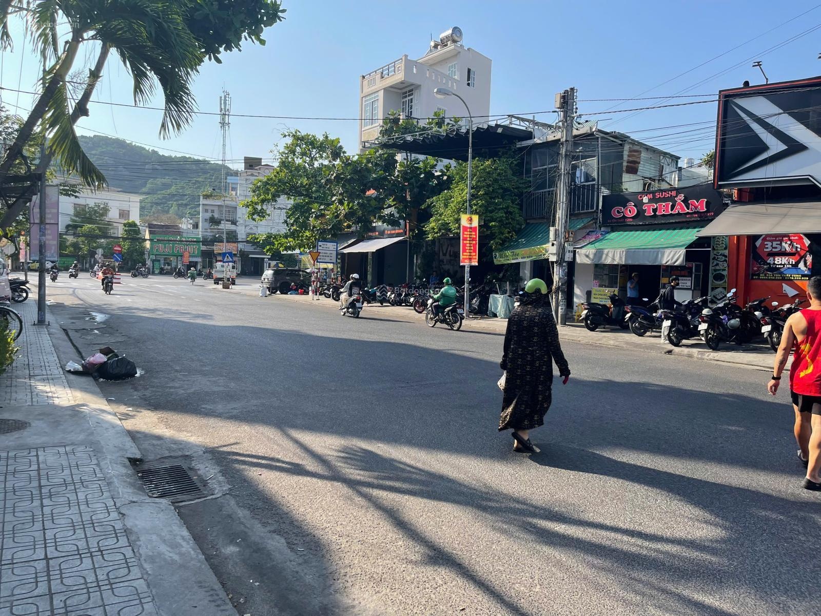 Bán nhà 2 mặt tiền gần Tôn Thất Tùng, cách biển 500m, 142m², 4PN, ở & kinh doanh tốt