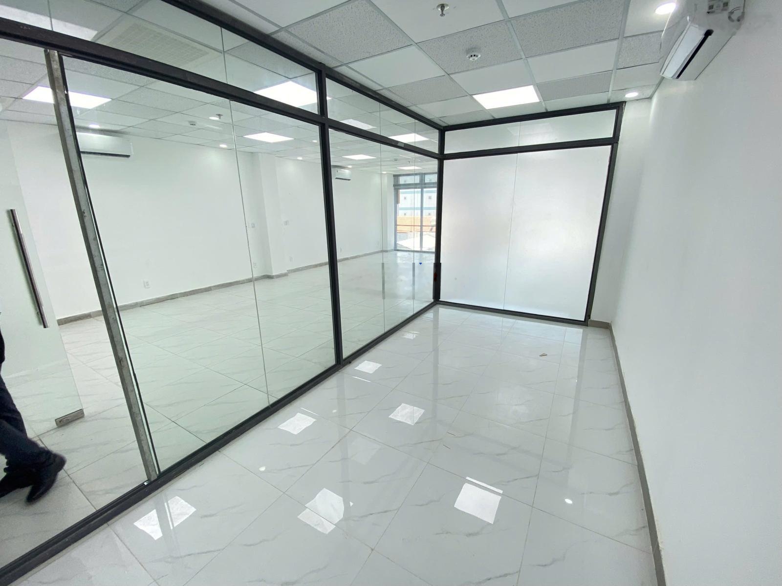 Văn phòng 72 m2 đường huỳnh văn bánh, ngăn sẵn 2 phòng , sàn trống bàn giao liền .