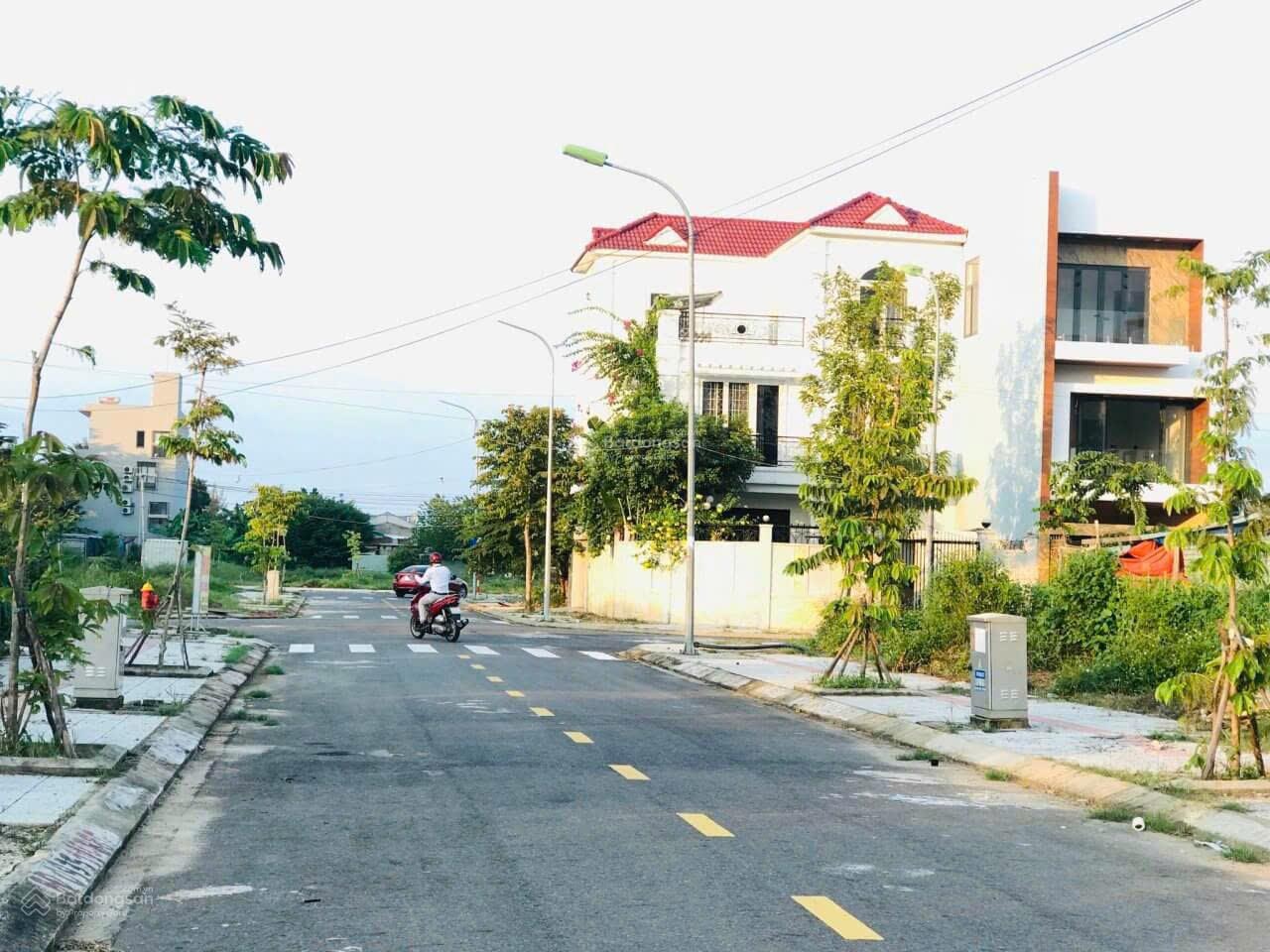 Bán 2 lô đất liền kề KCN Becamex có nguồn thu DT 300m2 giá chỉ 650tr, sổ sẵn mua bán sang tên ngay