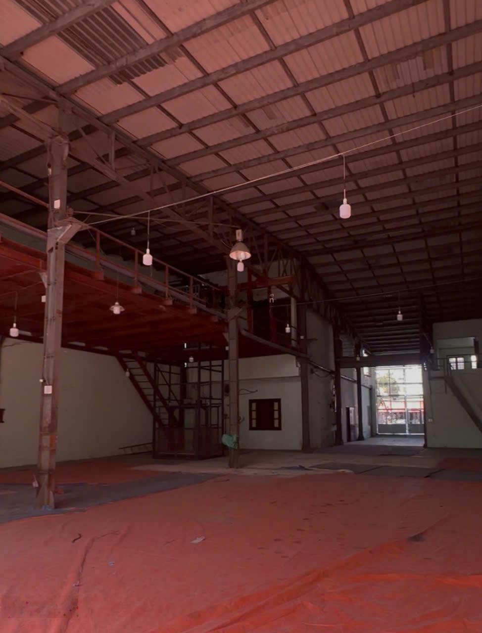 Kho rộng gác lớn có văn phòng Huỳnh Tấn Phát