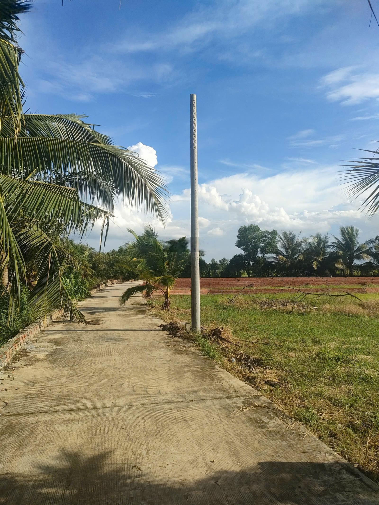 Nóng !!! đất đẹp còn rẻ, tại trung tâm thị trấn, 300m2, shr, 750tr