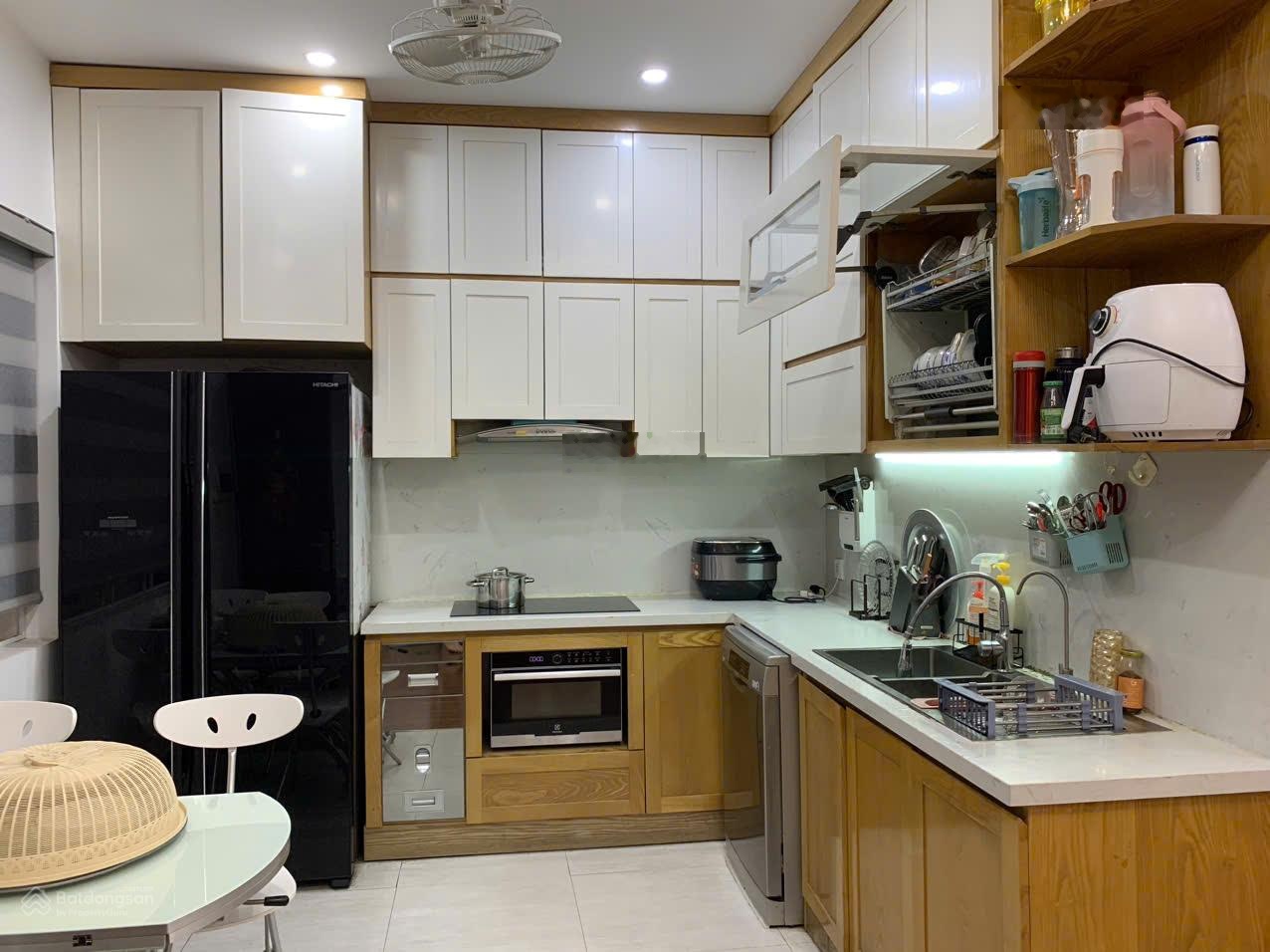 Gia đình tôi cần bán căn hộ A5 Đại Kim 122.2m², 3 phòng ngủ, ban công thoáng mát, full nội thất