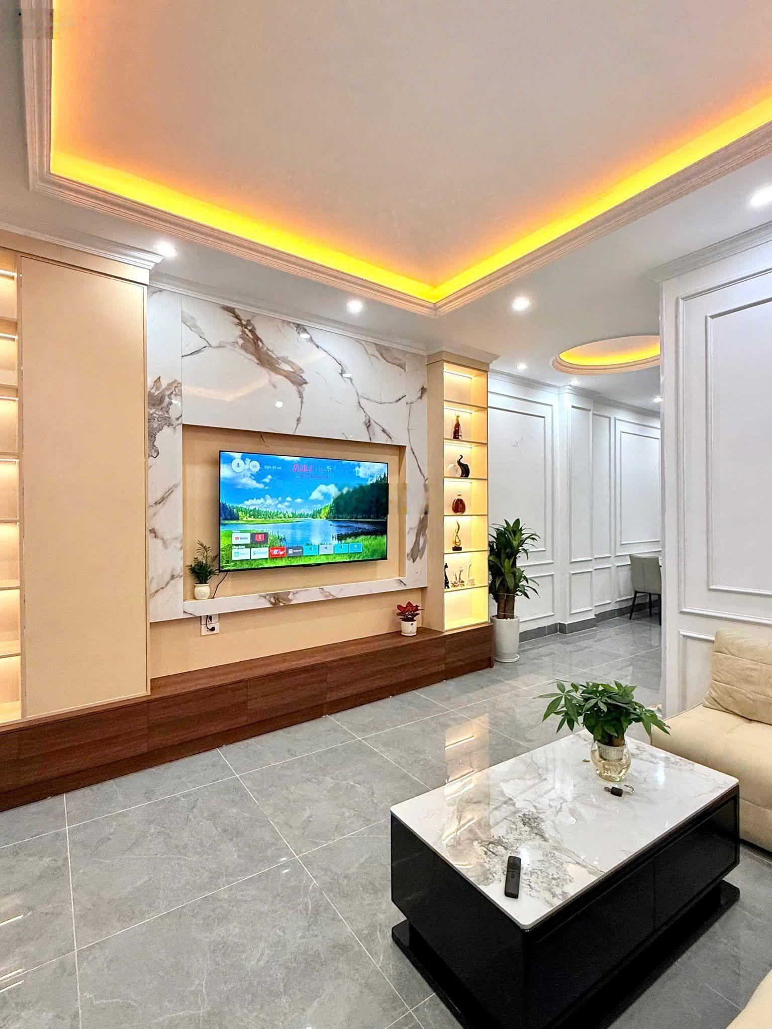 Hiếm! Phố Kim Mã, 6 tầng, thang máy, gần phố, ô tô gần, ngõ thông, kinh doanh, nội thất đẹp