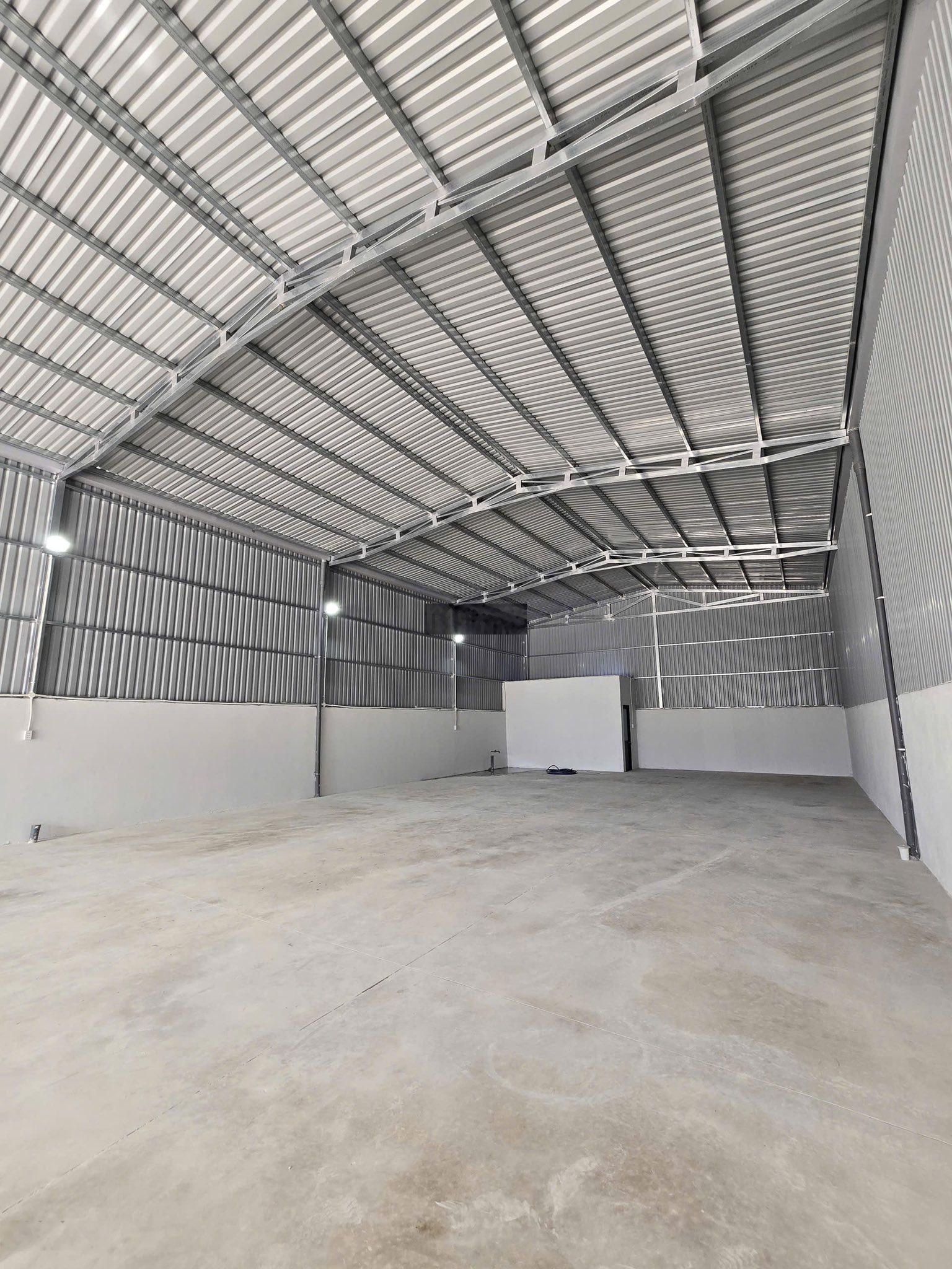 Kho xưởng 300m2 giá 10 triệu tại Chúc Sơn, Chương Mỹ gần cầu Mai Lĩnh, QL 6