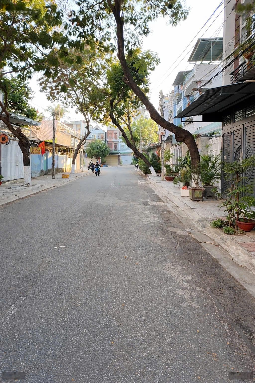Nhà mặt tiền đường Quảng Hàm, ngang 9m sát Châu Văn Liêm. Giá: 5 tỷ