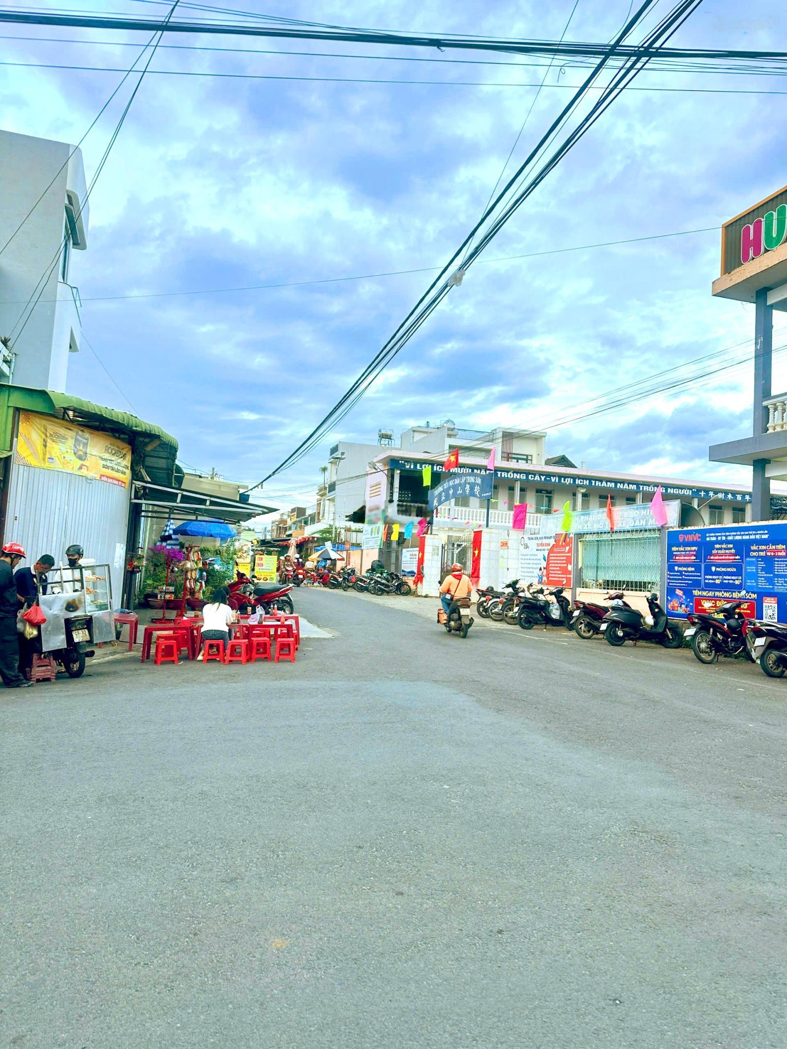 Không phải Căn nhà nào cũng vừa túi tiền có vị trí này " Sát chợ - Gần trường - Mặt tiền nhựa "