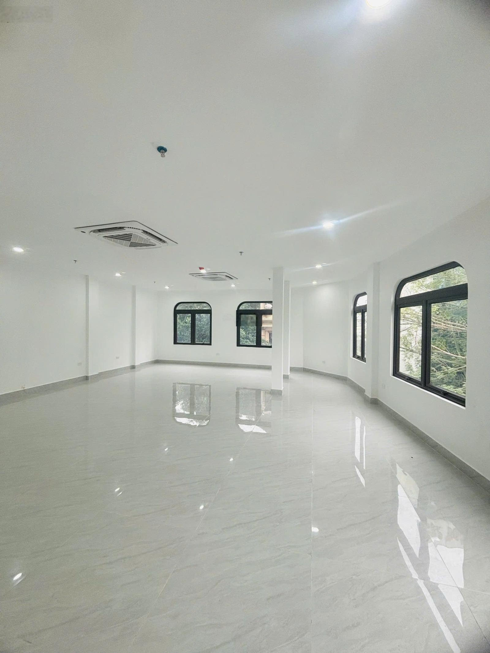 Cho thuê nhà lô góc ngõ 214 nguyễn xiển,diện tích 65m * 7 tầng,thông sàn,thang máy,giá 45 triệu