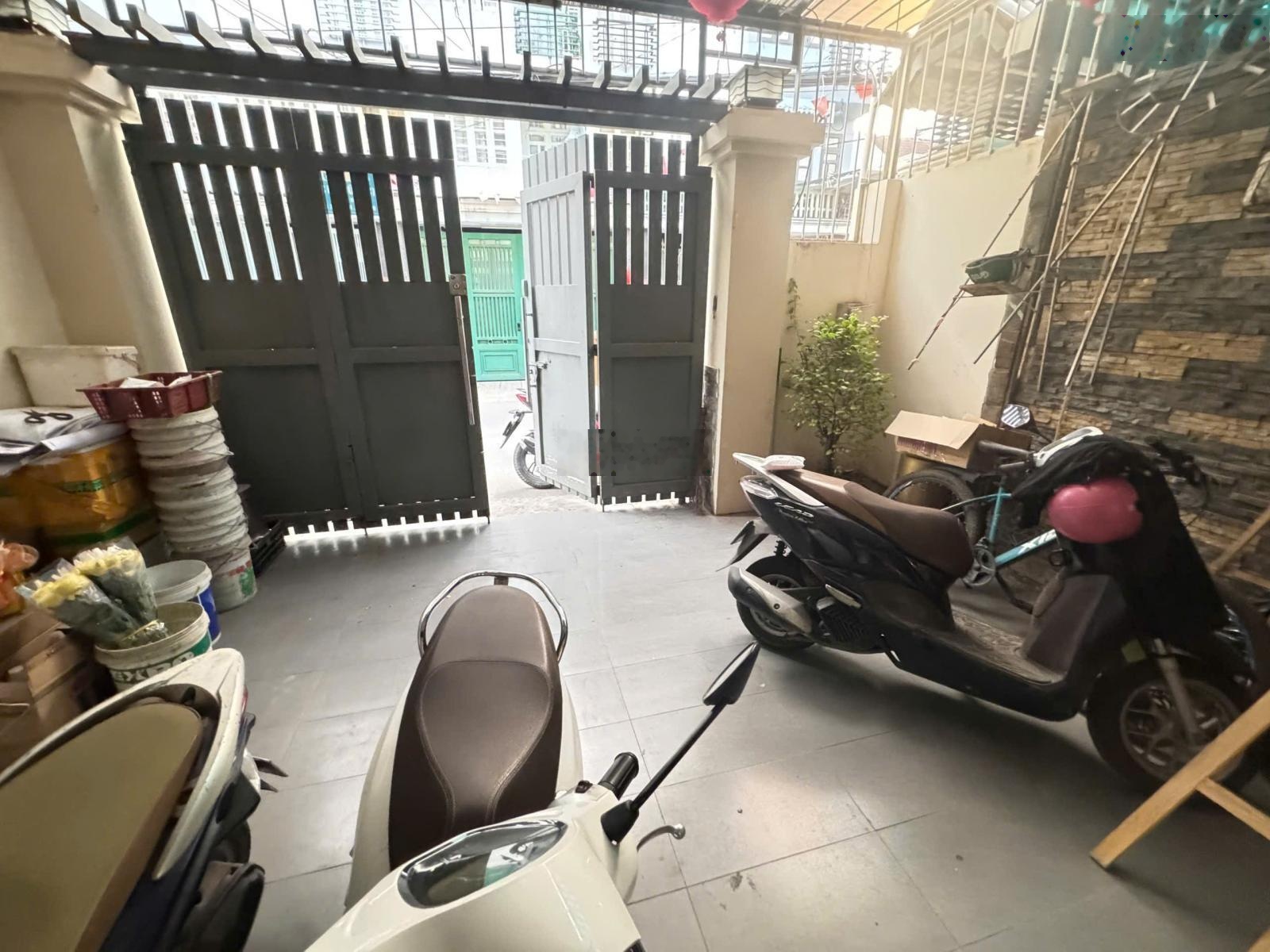 Nhà 4 tầng 6PN 6WC mặt tiền đường số có sân đậu xe hơi. Khu vực sầm uất kinh doanh đa ngành nghề