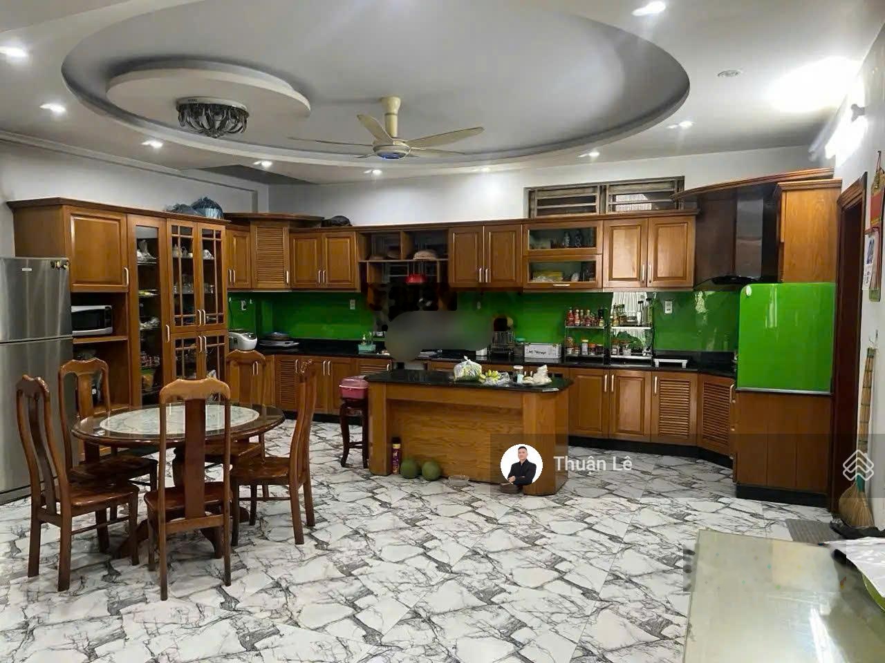 Quá rẻ! Chỉ 163 triệu/m2. Mặt tiền Nguyễn Bỉnh Khiêm. DTCN: 158m2. Sân + lửng 3TST. Có thang máy