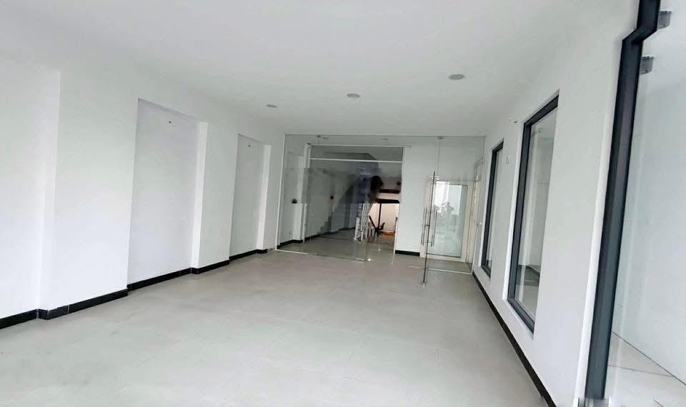 Cho thuê nhà 3,5 tầng mặt tiền khu phố sầm uất gần chợ Hoà Khánh - Giá thuê: 25 triệu
