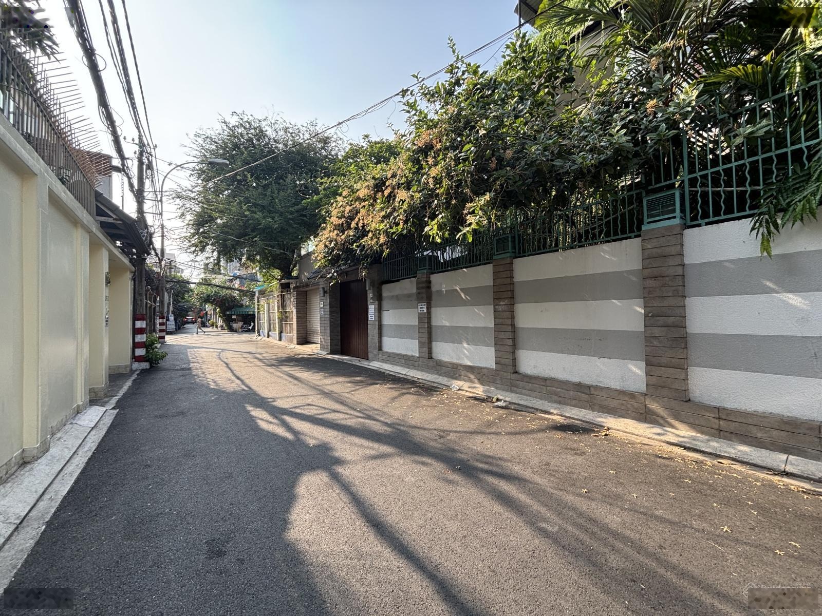 Bán nhà hẻm 6m Nguyễn Văn Trỗi. P1. Quận Tân Bình. DT: 12 x 20m.220m2. 3 Tầng Cũ. Giá 37 Tỷ TL