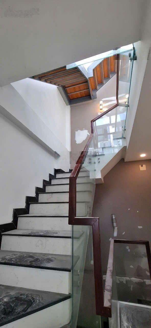 7 tỷ - nhà 3 tầng, 3 phòng ngủ - đường 8m - đường lê văn chí, linh trung