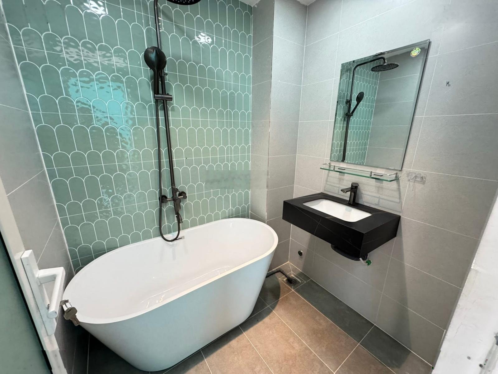 Bán gấp căn tại Bà Hom, 2,5 tỷ, 150m2, 6PN + 5WC