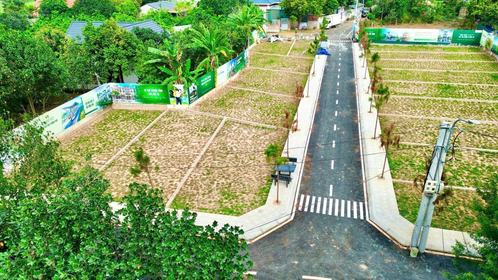 2.3 tỷ Hòa Lạc 100m2 full thổ cư MT 7m, vị trí cực đẹp, sát khu công nghệ cao. LH 0942054427
