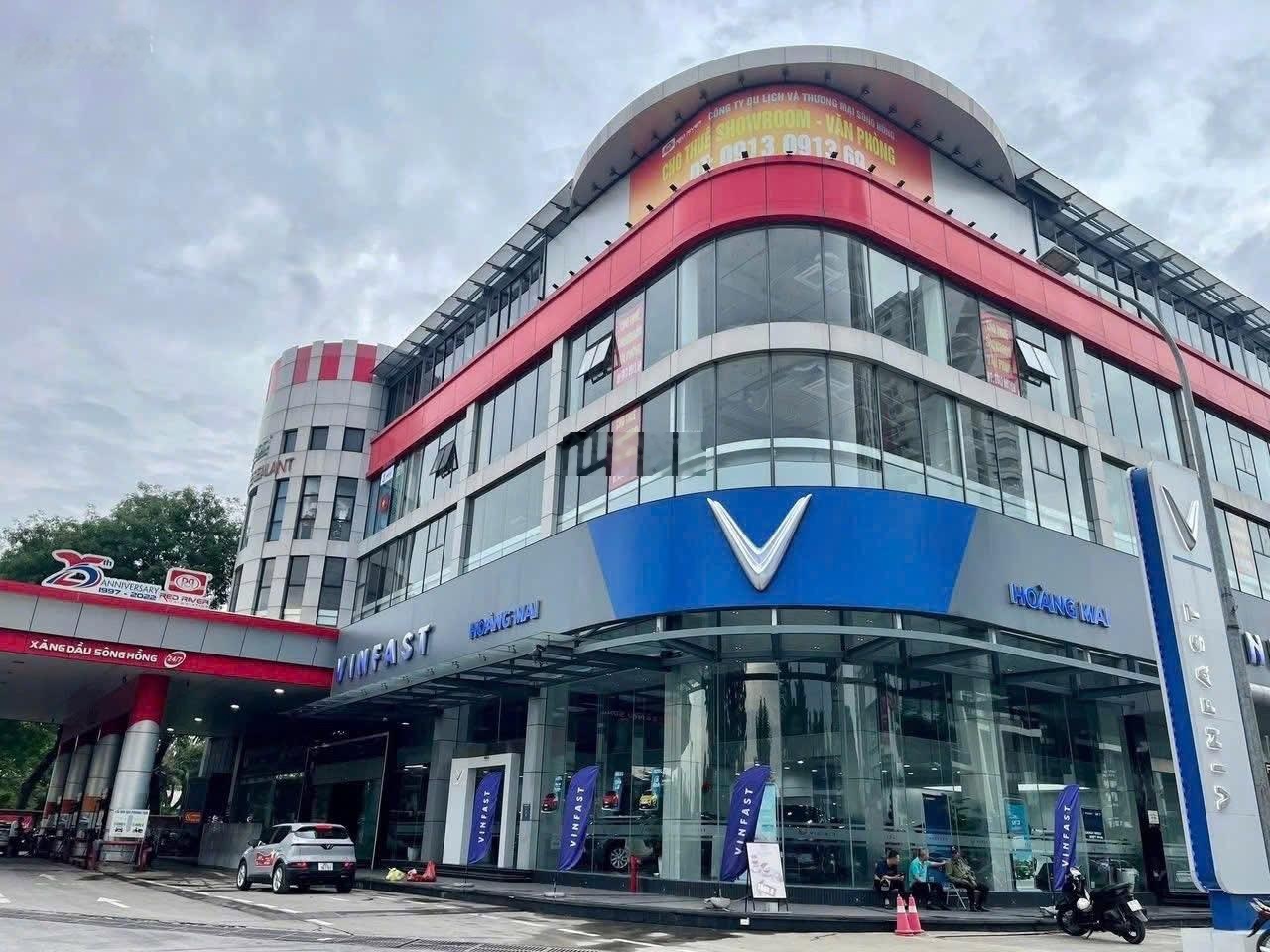 Mặt tiền căn góc siêu khủng mặt phố Lê Văn Lương với diện tích 400m2. Lh: 0342567890