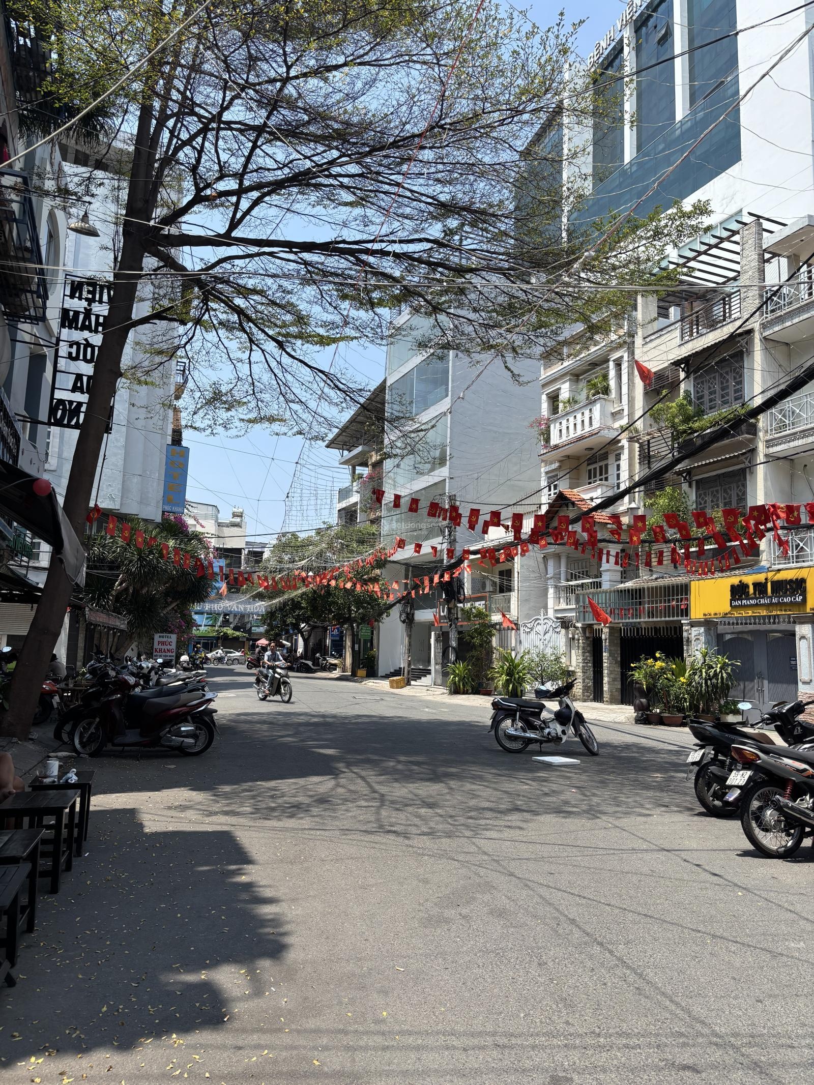 Bán toà nhà văn phòng đường Cách Mạng Tháng 8. Quận 3. DT: 5.5 x 20m. 1 hầm 6 tầng. Giá 35 tỷ TL