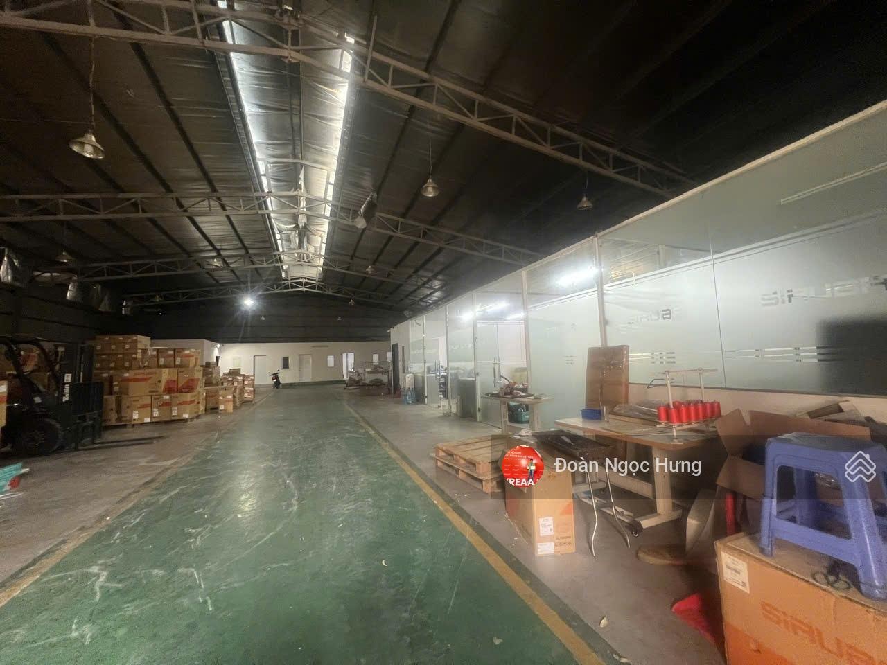 Cho thuê kho xưởng đường Lê Trọng Tấn, ngay Thiên Đường Bảo Sơn, DT 915m2, xe công vào, xuất VAT