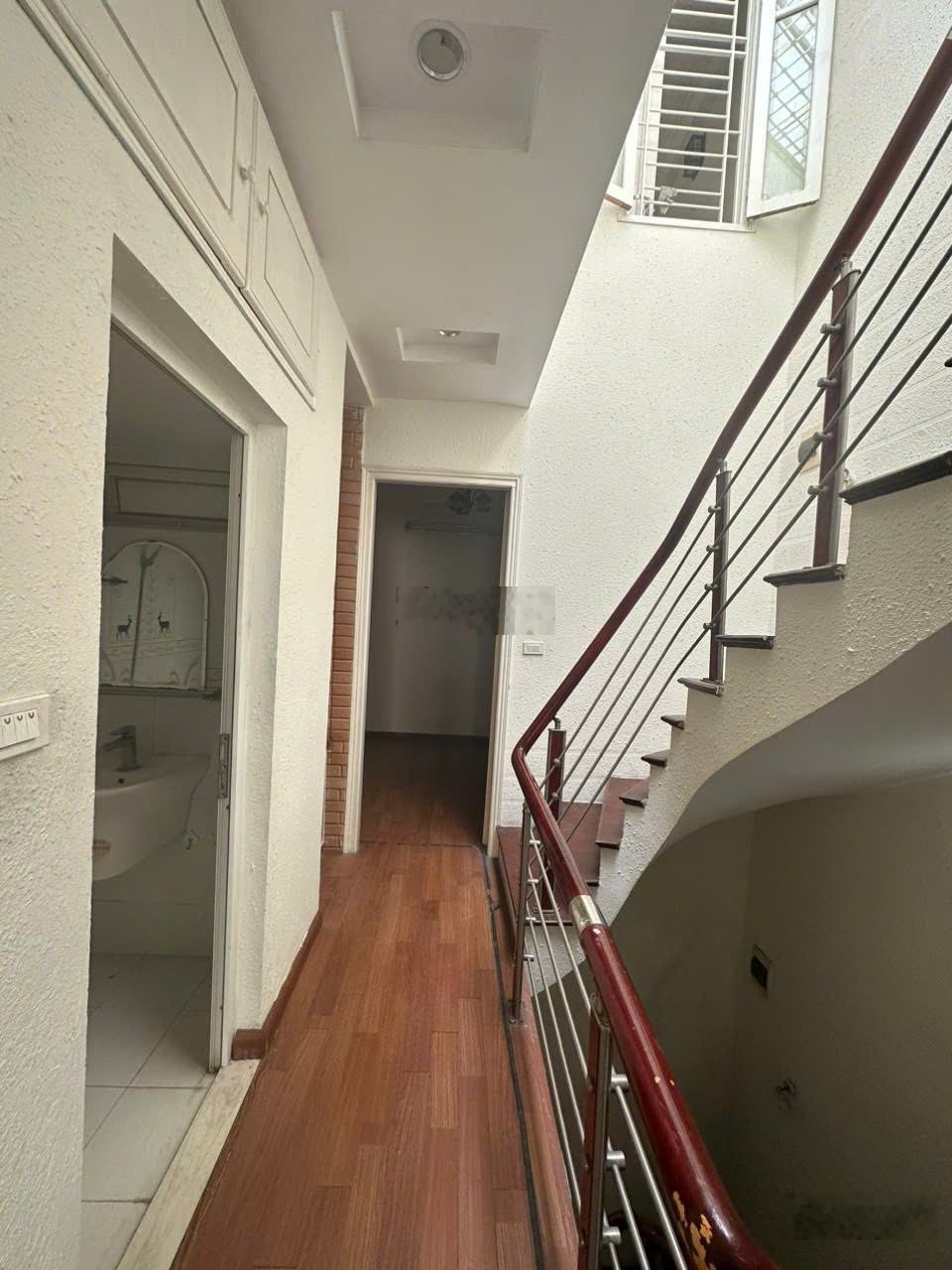 Nhà Đền Lừ 1 chuẩn phân lô vỉa hè 2 oto tải tránh nhau đỗ ngày đêm
