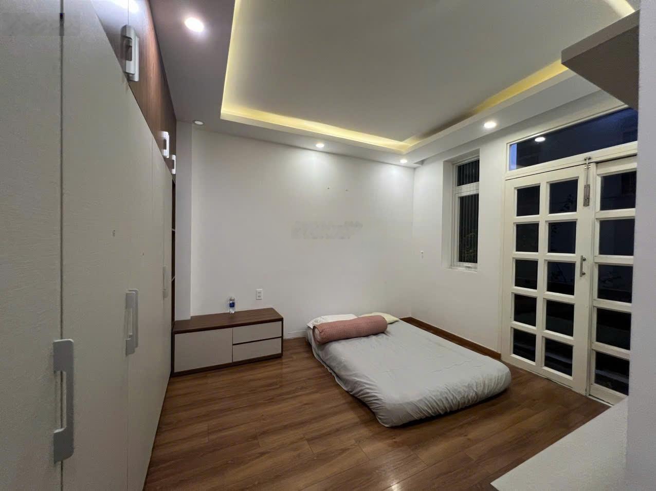 Cho thuê nhà số 279 Huỳnh Văn Bánh P11, Phú Nhuận - nội thất sẵn - chỉ 2xtr/tháng