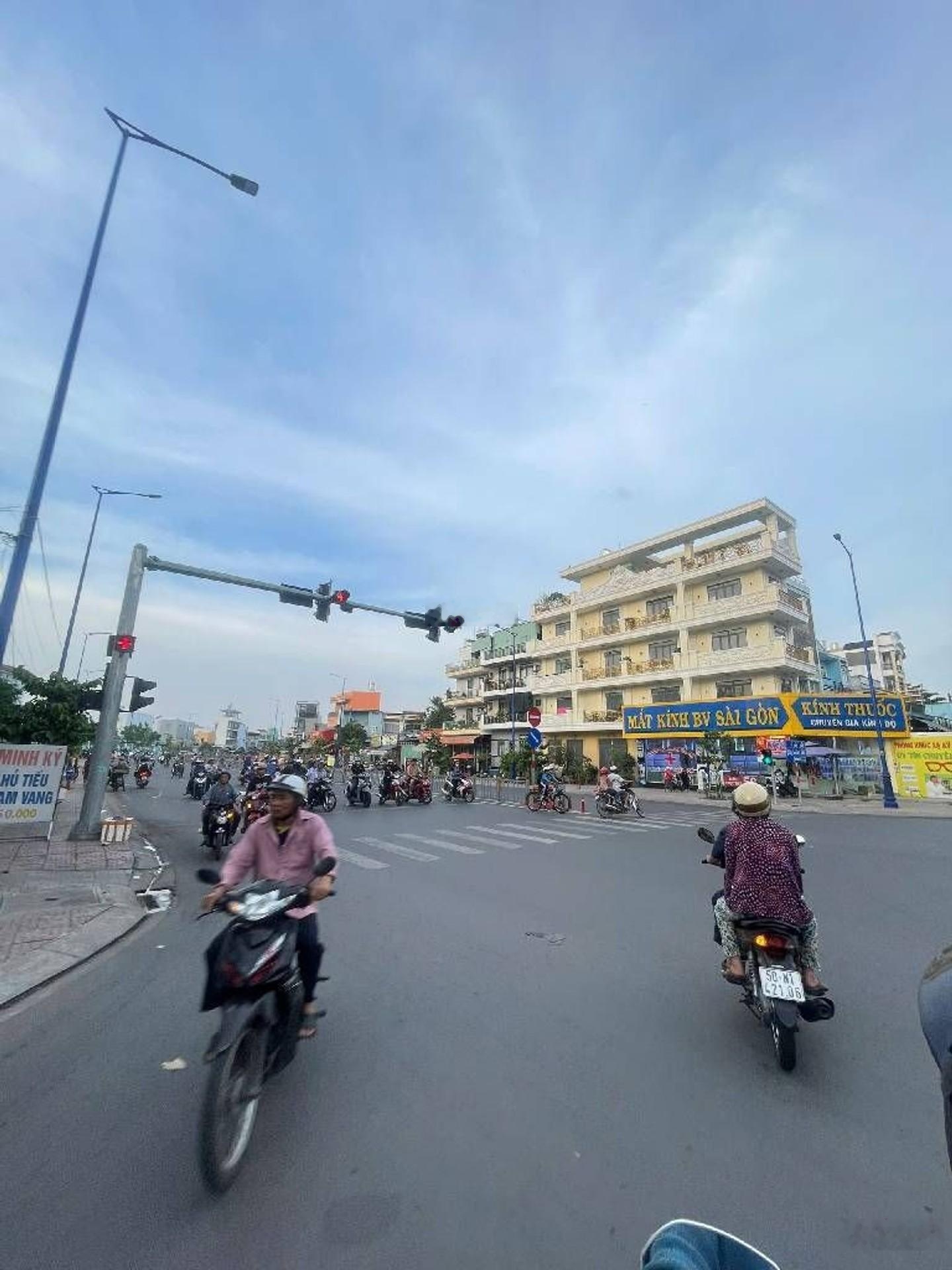 Bán đất hẻm xe hơi 1/ Tên Lửa cách đường lớn 30