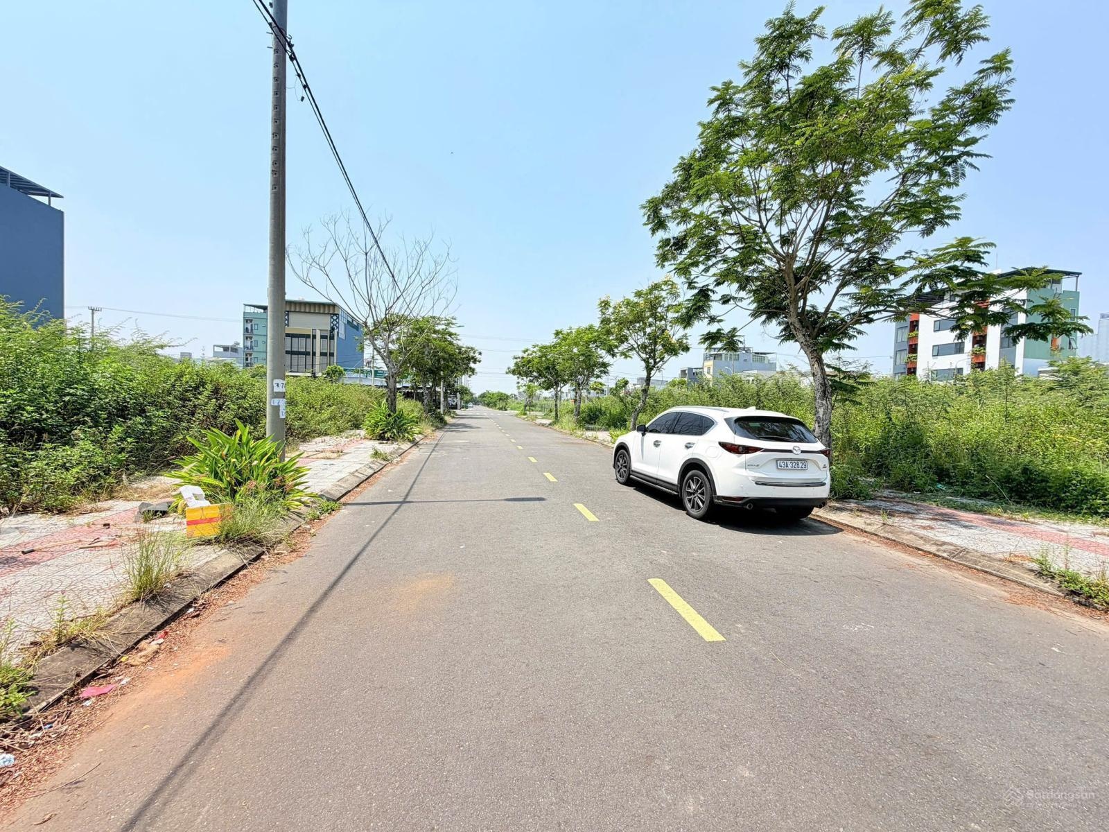Bán lô đường NGUYỄN PHẠM TUÂN (đối lưng đường biển Trường Sa) DT 93m2 giá 5ty5 LH 0942992361