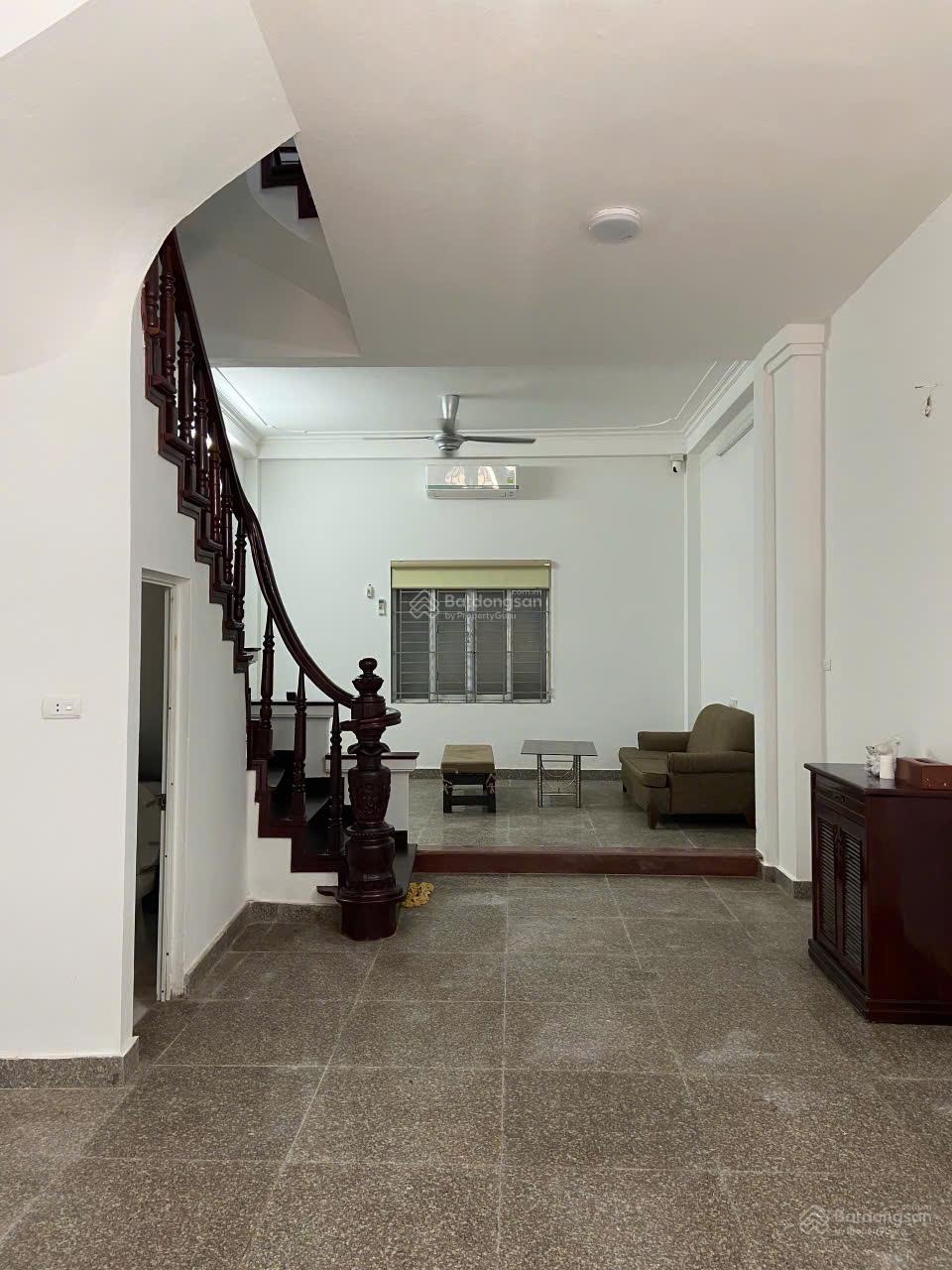 Cho thuê nhà MP Nguyễn Văn Trỗi: 50m2 x 5 tầng, khu phân lô, nha mới đủ nội thất. Giá: 25tr/tháng