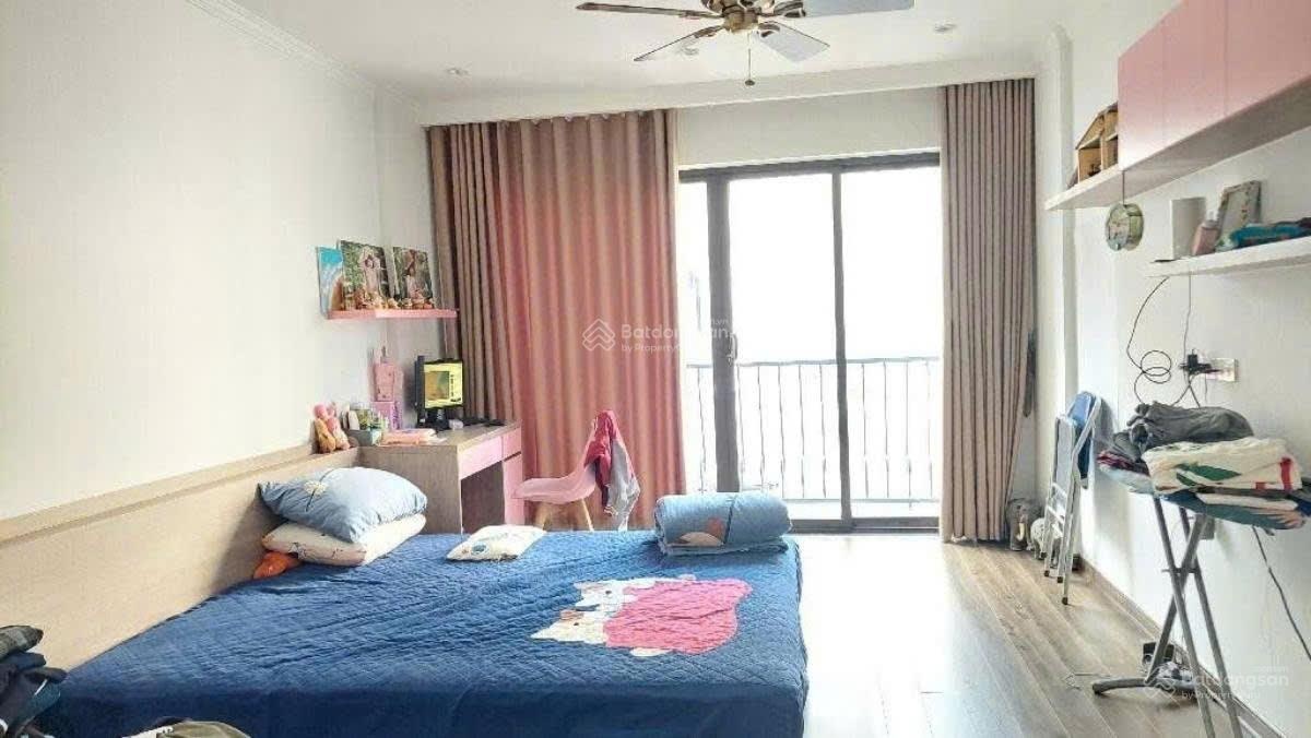 Bán nhà phố Hoàng Hoa Thám, 5 tầng, nội thất đẹp, nhà còn rất mới, mặt tiền 4m, giá chỉ 7,9 Tỷ