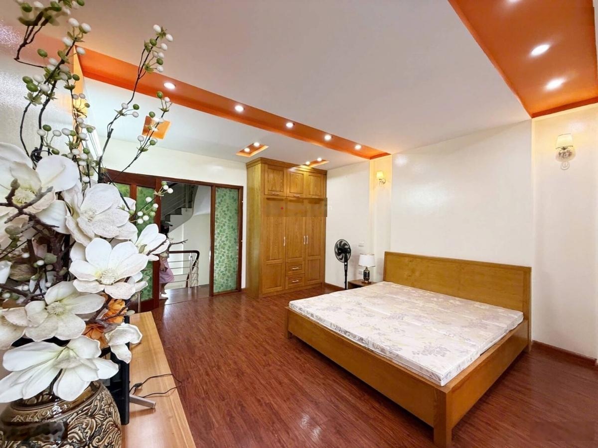 Đẹp nhất trong tầm giá, phố Vip Ngọc Khánh, ngõ 3 gác, gần ô tô tránh, full NT, sổ cc, 42m2*5T.