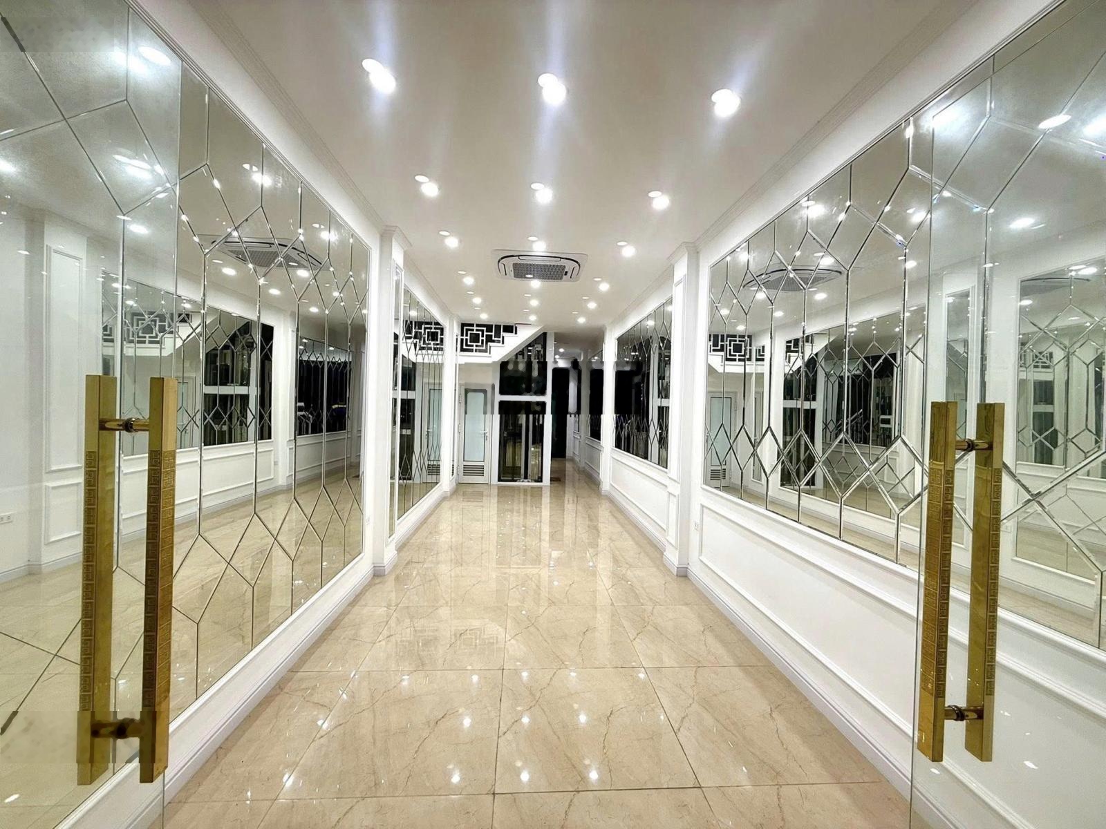 Cho thuê nhà mặt phố Nguyễn Trãi, DT 60m x 4T, MT 4m, nhà sạch sẽ vị trí đẹp kinh doanh tốt