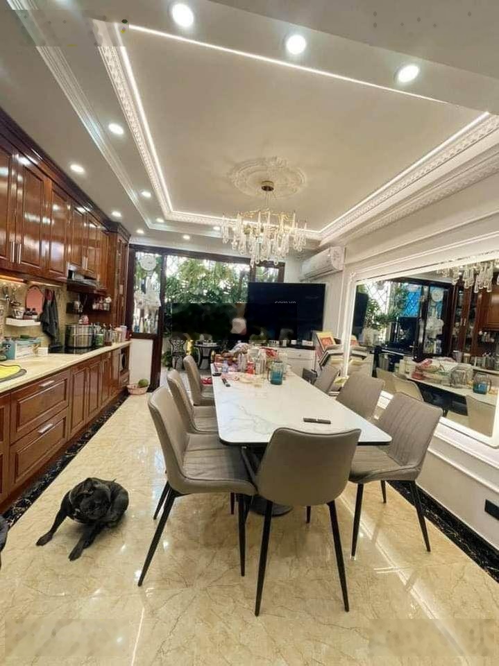 Ô tô tải qua nhà, 6 tầng mới, vài bước ra Hồ Tây 50m MT 4.5m giá 18 tỷ