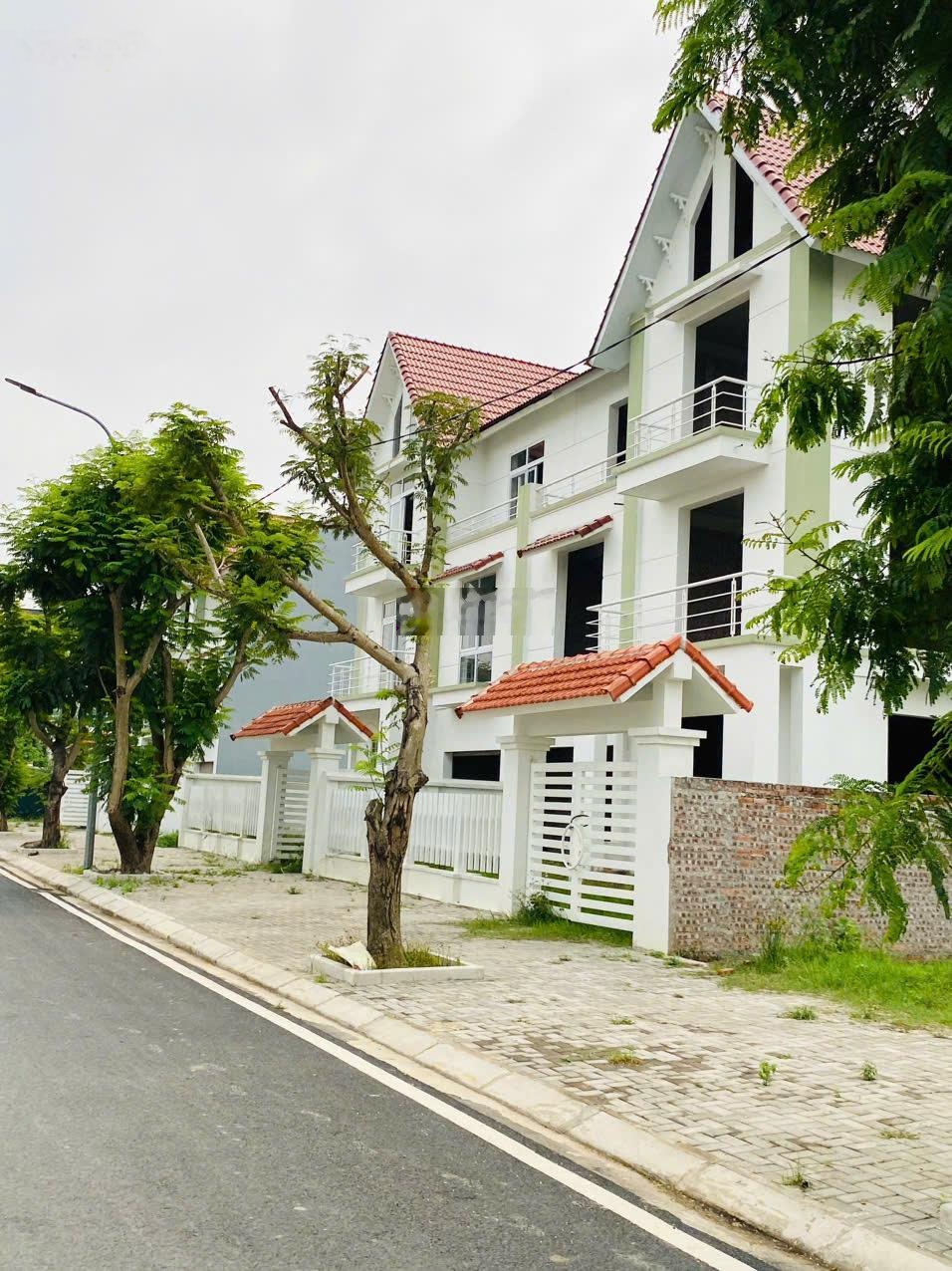 Thanh khoản gấp liền kề 75m giá 12 tỷ dự án hoàng quốc việt kéo dài- cenco 5