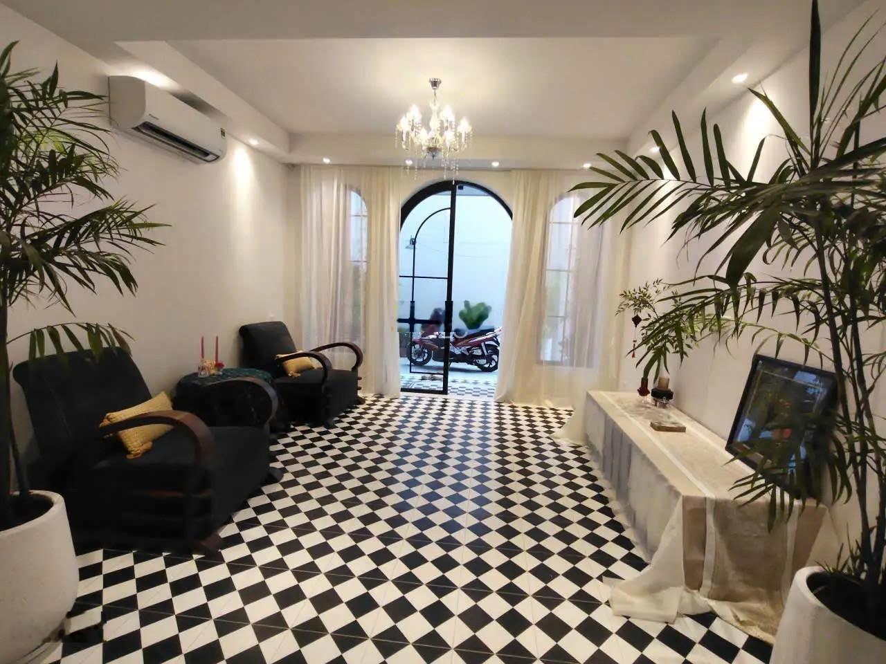 hàng hiếm Giá 18 tỷ TL DT:4mx18m DTCN: 70m2 Kết Cấu:4 Tầng Đường Huyền Quang, P Tân Định Quận 1